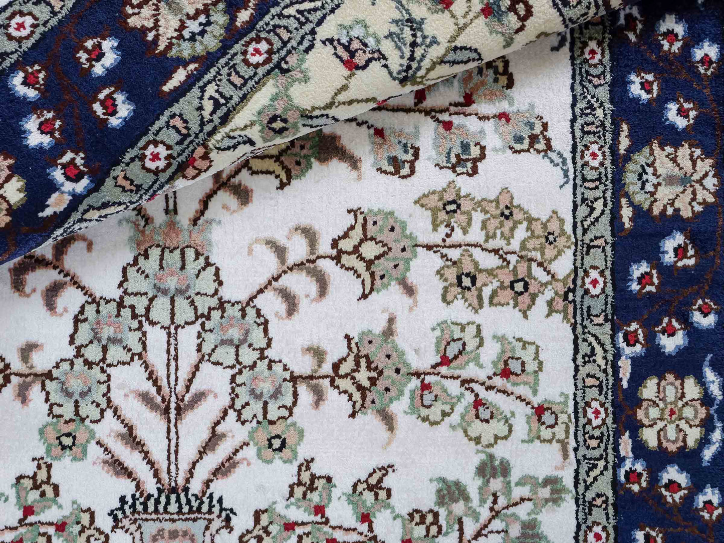 Feiner, handgeknüpfter, chinesischer Orientteppich mit Hereke Design aus Kunstseide, weiß, blau, creme. 90x62 cm. Verkauf durch Jupiter Intl.