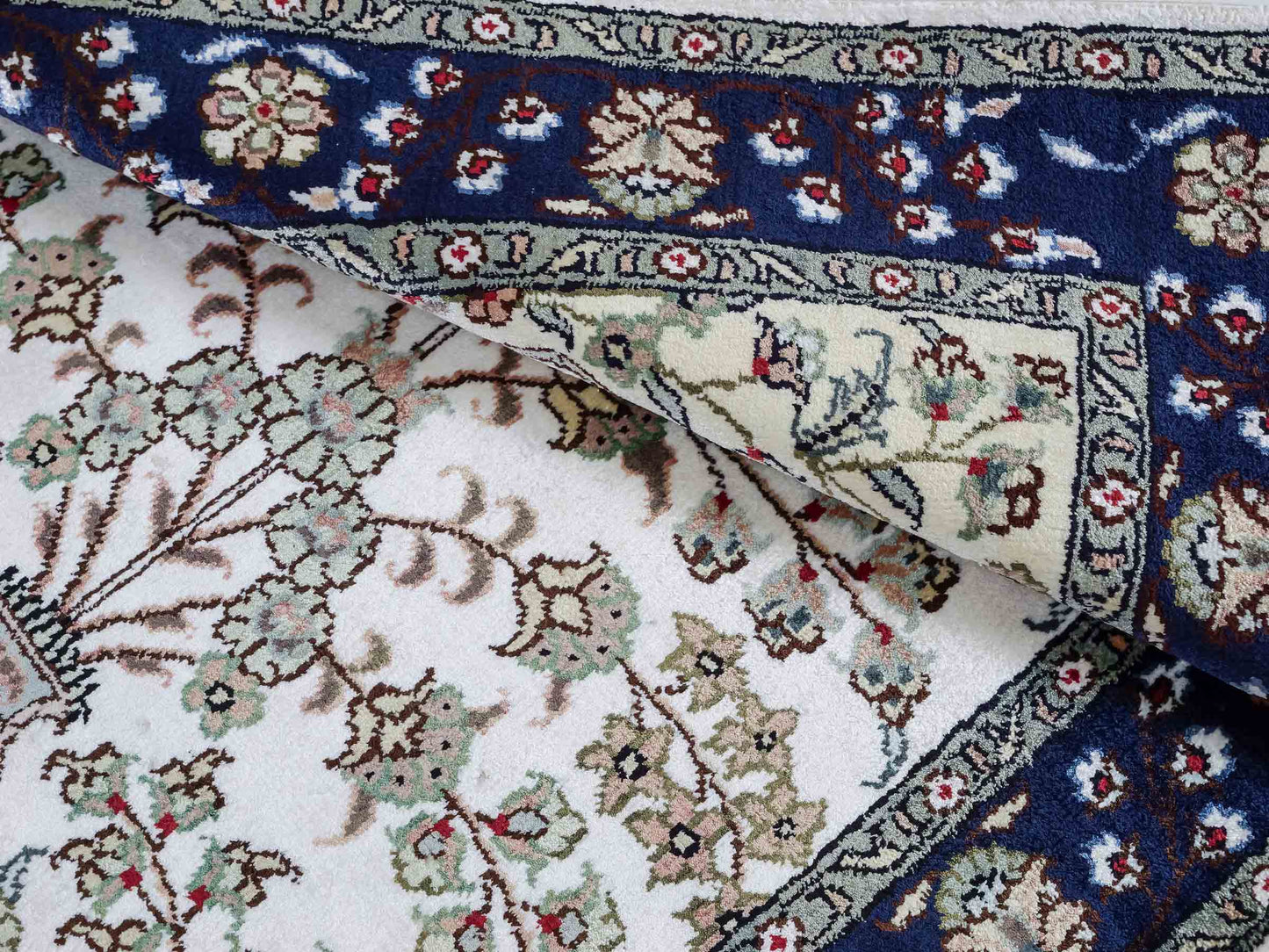 Feiner, handgeknüpfter, chinesischer Orientteppich mit Hereke Design aus Kunstseide, weiß, blau, creme. 90x62 cm. Verkauf durch Jupiter Intl.