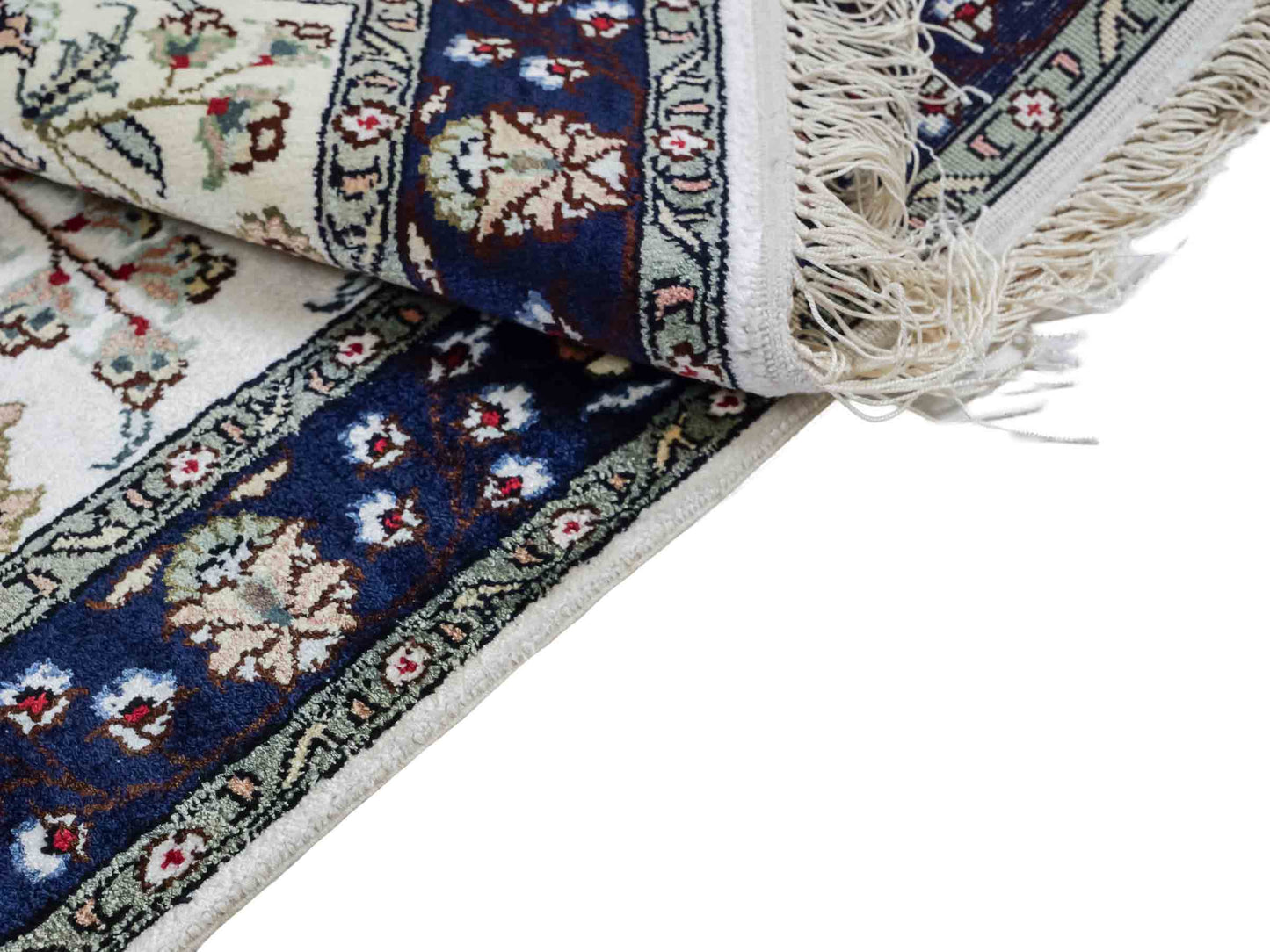 Feiner, handgeknüpfter, chinesischer Orientteppich mit Hereke Design aus Kunstseide, weiß, blau, creme. 90x62 cm. Verkauf durch Jupiter Intl.