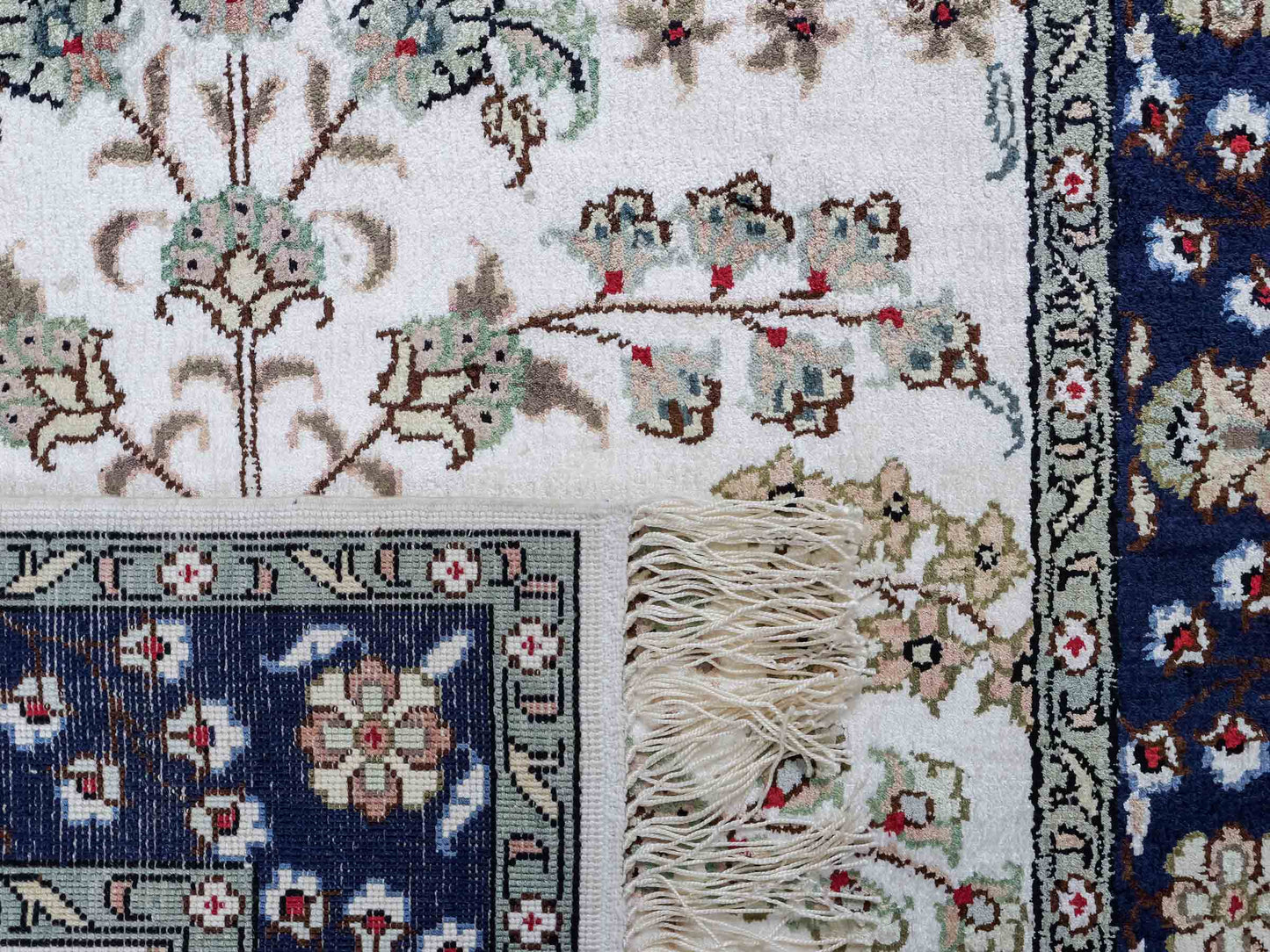 Feiner, handgeknüpfter, chinesischer Orientteppich mit Hereke Design aus Kunstseide, weiß, blau, creme. 90x62 cm. Verkauf durch Jupiter Intl.