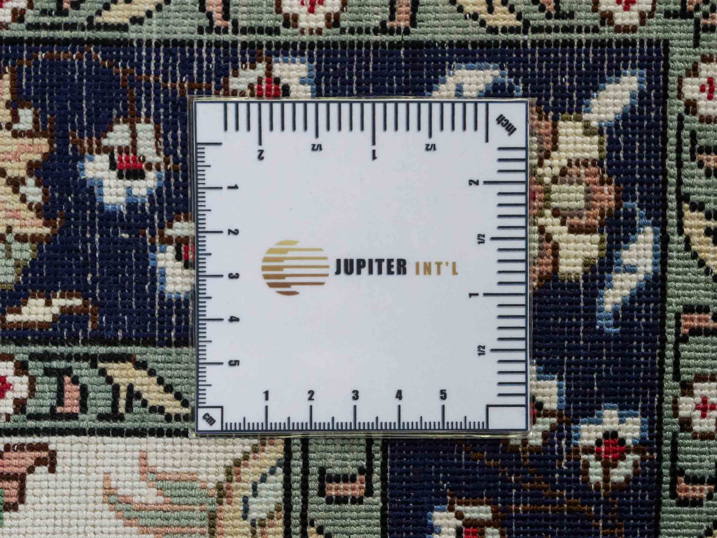 Feiner, handgeknüpfter, chinesischer Orientteppich mit Hereke Design aus Kunstseide, weiß, blau, creme. 90x62 cm. Verkauf durch Jupiter Intl.