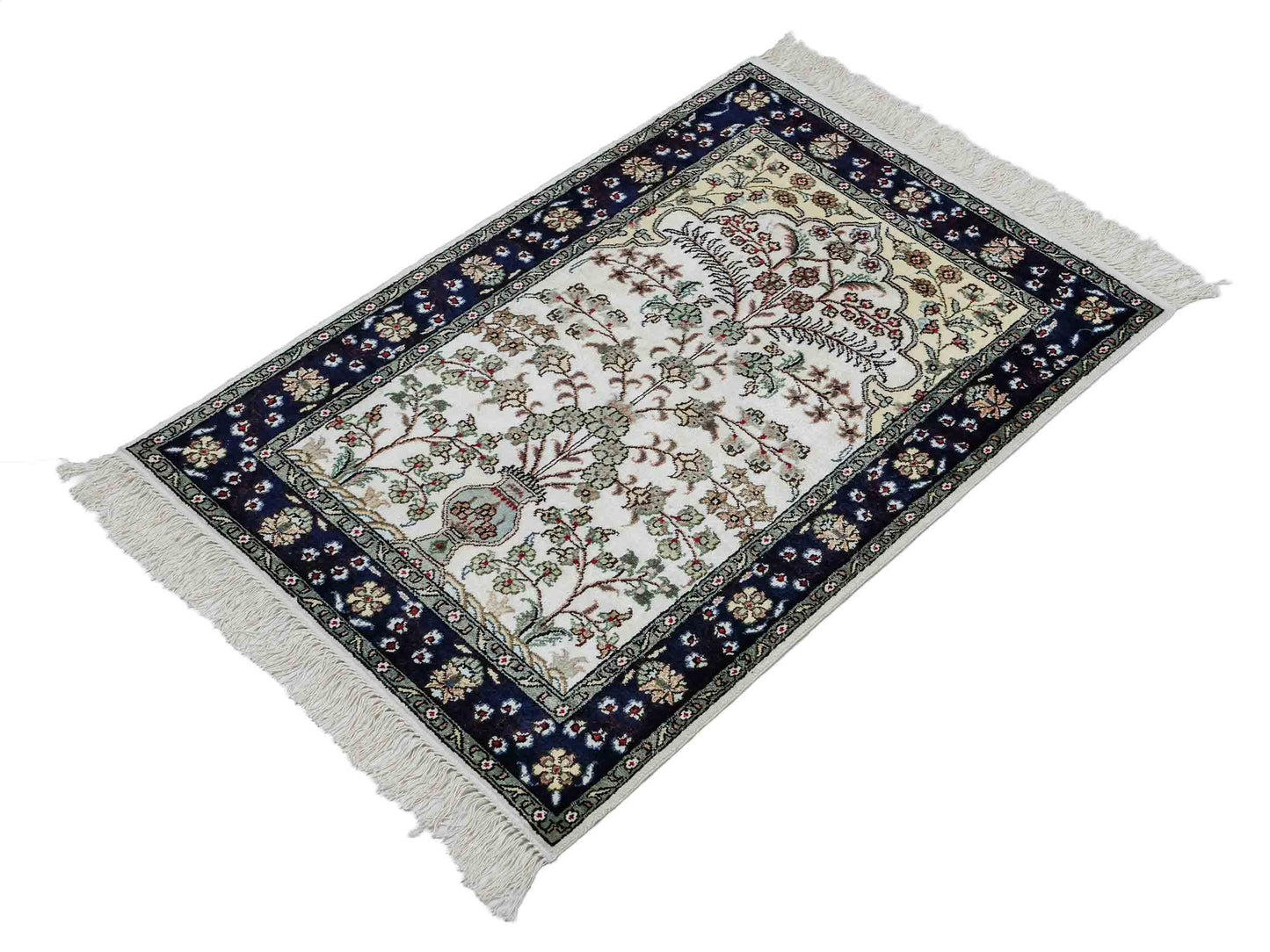Feiner, handgeknüpfter, chinesischer Orientteppich mit Hereke Design aus Kunstseide, weiß, blau, creme. 90x62 cm. Verkauf durch Jupiter Intl.