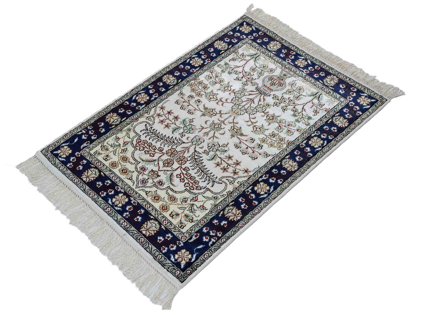 Feiner, handgeknüpfter, chinesischer Orientteppich mit Hereke Design aus Kunstseide, weiß, blau, creme. 90x62 cm. Verkauf durch Jupiter Intl.