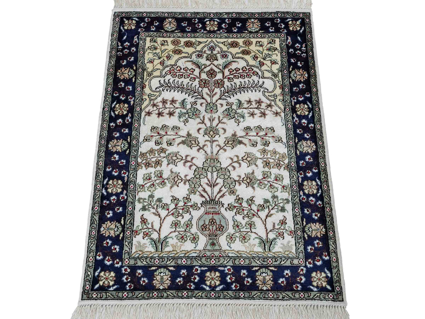 Feiner, handgeknüpfter, chinesischer Orientteppich mit Hereke Design aus Kunstseide, weiß, blau, creme. 90x62 cm. Verkauf durch Jupiter Intl.