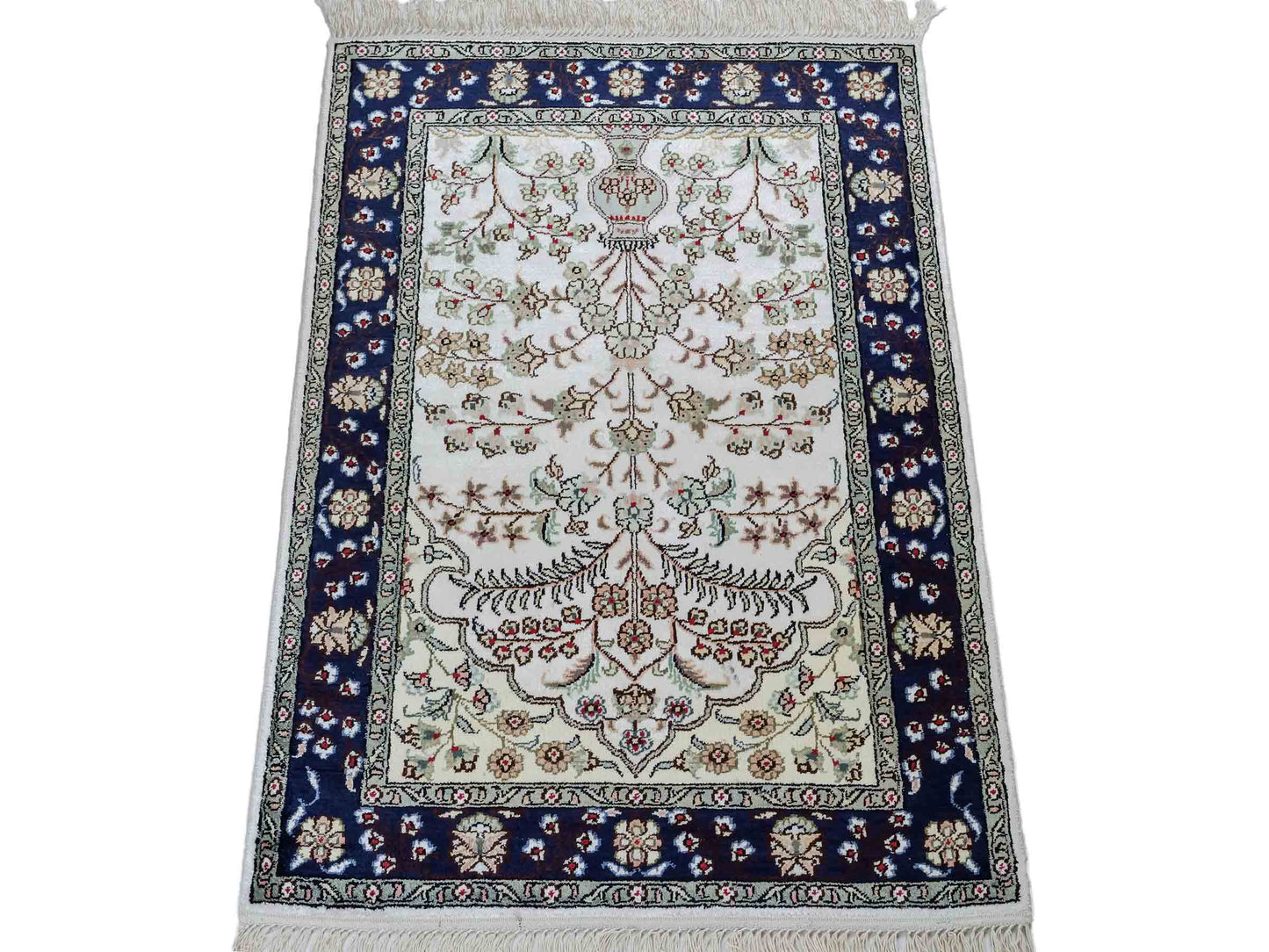 Feiner, handgeknüpfter, chinesischer Orientteppich mit Hereke Design aus Kunstseide, weiß, blau, creme. 90x62 cm. Verkauf durch Jupiter Intl.