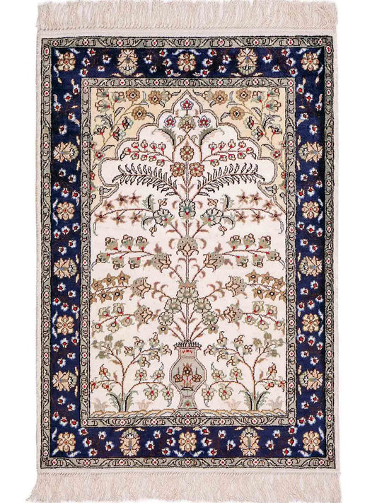 Feiner, handgeknüpfter, chinesischer Orientteppich mit Hereke Design aus Kunstseide, weiß, blau, creme. 90x62 cm. Verkauf durch Jupiter Intl.