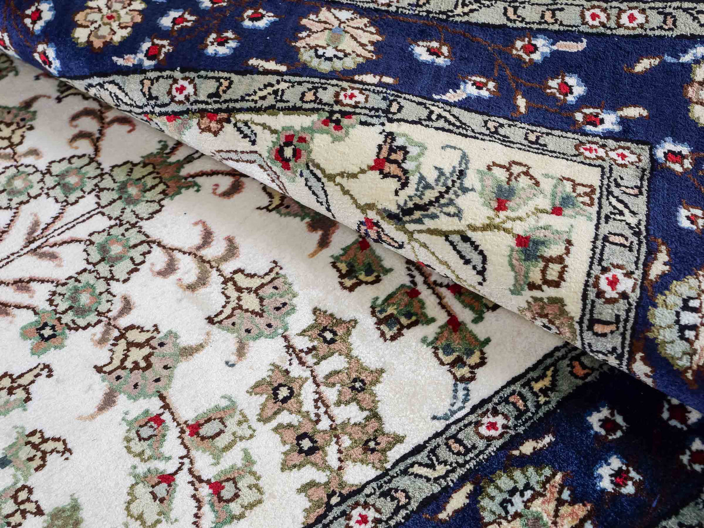 Feiner, handgeknüpfter, chinesischer Orientteppich mit Hereke Design aus Kunstseide, weiß, blau, creme. 90x62 cm. Verkauf durch Jupiter Intl.