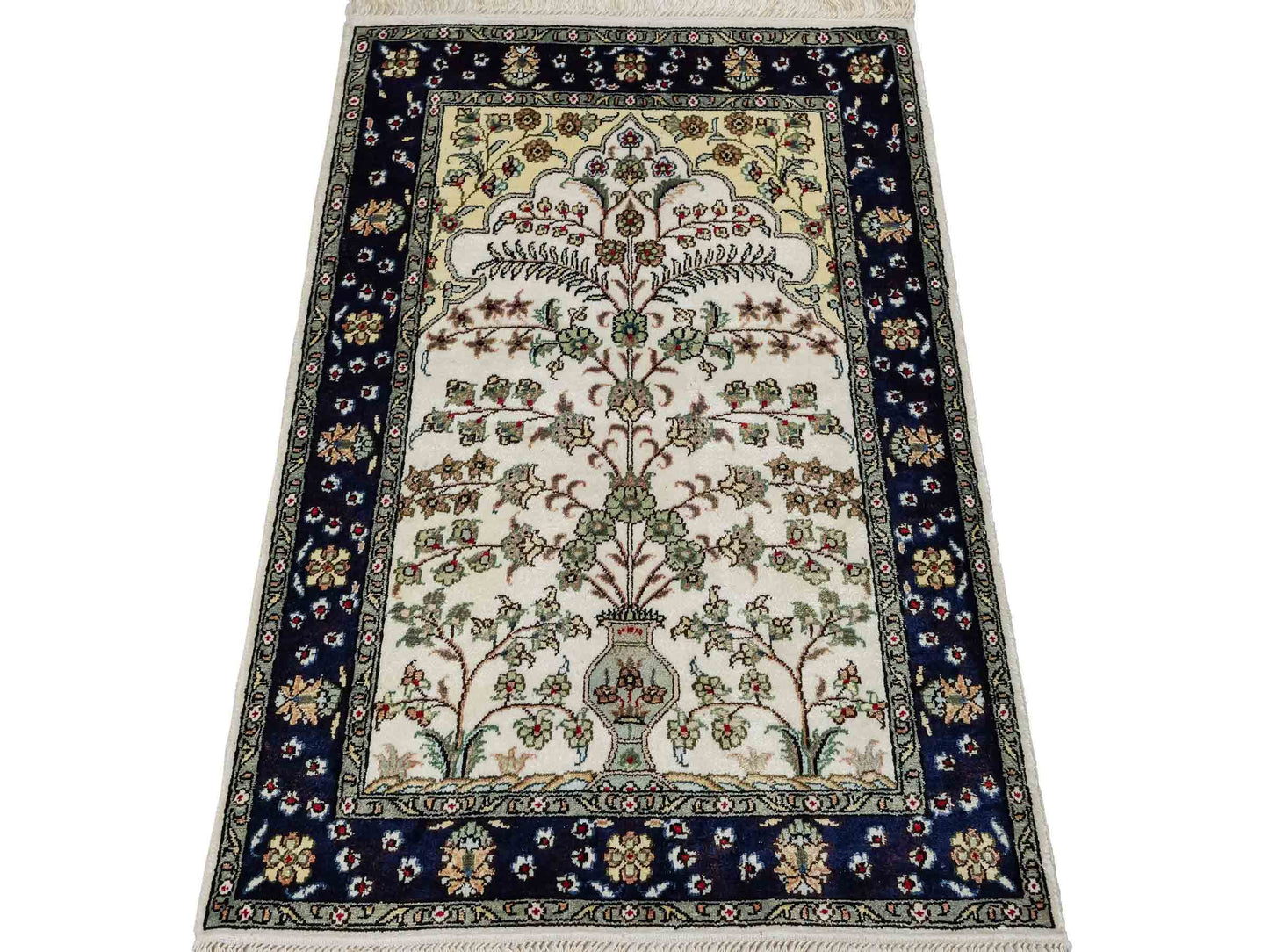 Feiner, handgeknüpfter, chinesischer Orientteppich mit Hereke Design aus Kunstseide, weiß, blau, creme. 90x62 cm. Verkauf durch Jupiter Intl.