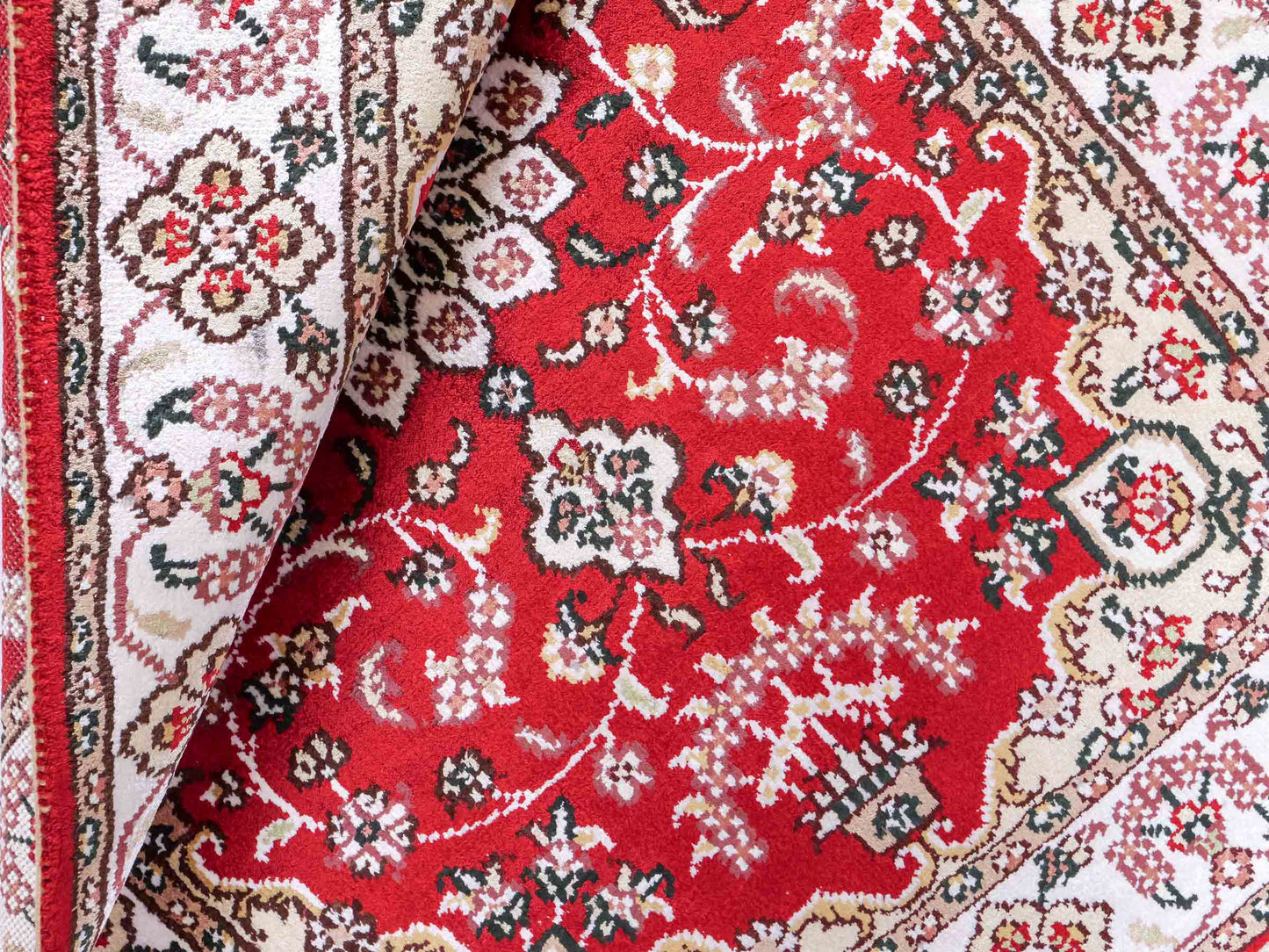 Feiner, handgeknüpfter, chinesischer Orientteppich mit Hereke Design aus Kunstseide, rot, weiß, creme. 91x62 cm. Verkauf durch Jupiter Intl.