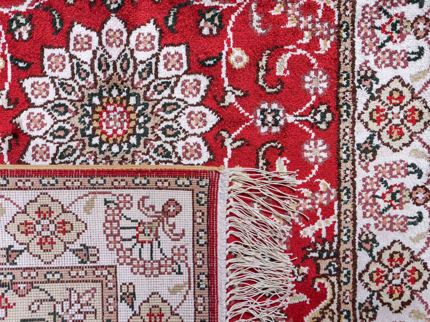 Feiner, handgeknüpfter, chinesischer Orientteppich mit Hereke Design aus Kunstseide, rot, weiß, creme. 91x62 cm. Verkauf durch Jupiter Intl.