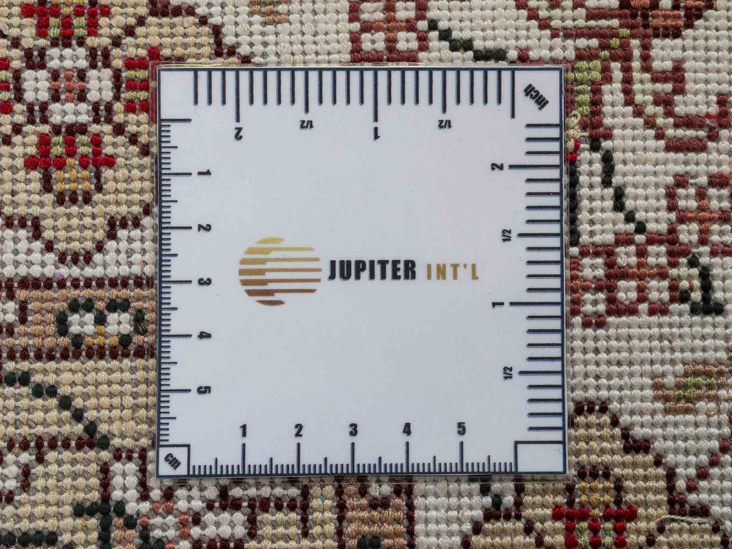 Feiner, handgeknüpfter, chinesischer Orientteppich mit Hereke Design aus Kunstseide, rot, weiß, creme. 91x62 cm. Verkauf durch Jupiter Intl.