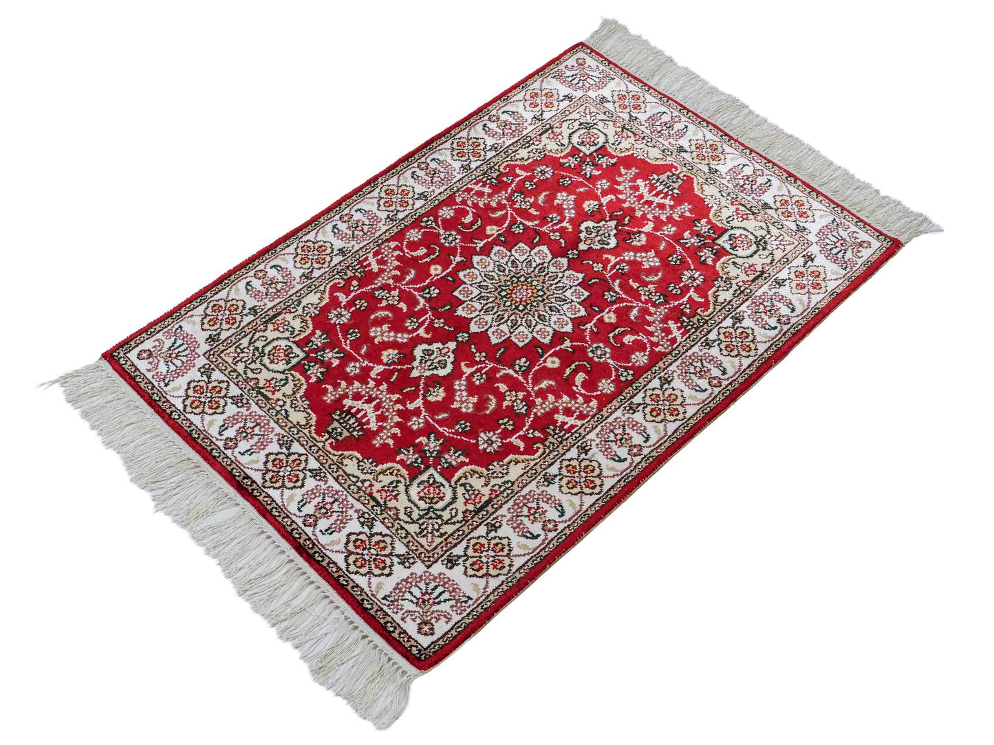 Feiner, handgeknüpfter, chinesischer Orientteppich mit Hereke Design aus Kunstseide, rot, weiß, creme. 91x62 cm. Verkauf durch Jupiter Intl.