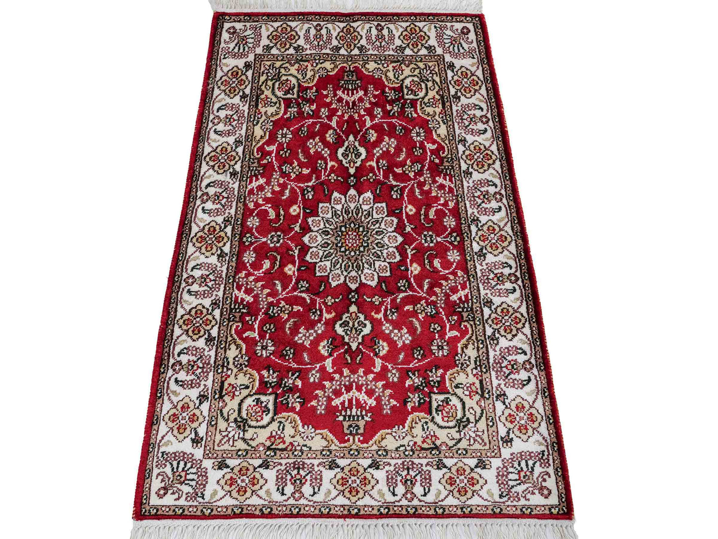 Feiner, handgeknüpfter, chinesischer Orientteppich mit Hereke Design aus Kunstseide, rot, weiß, creme. 91x62 cm. Verkauf durch Jupiter Intl.