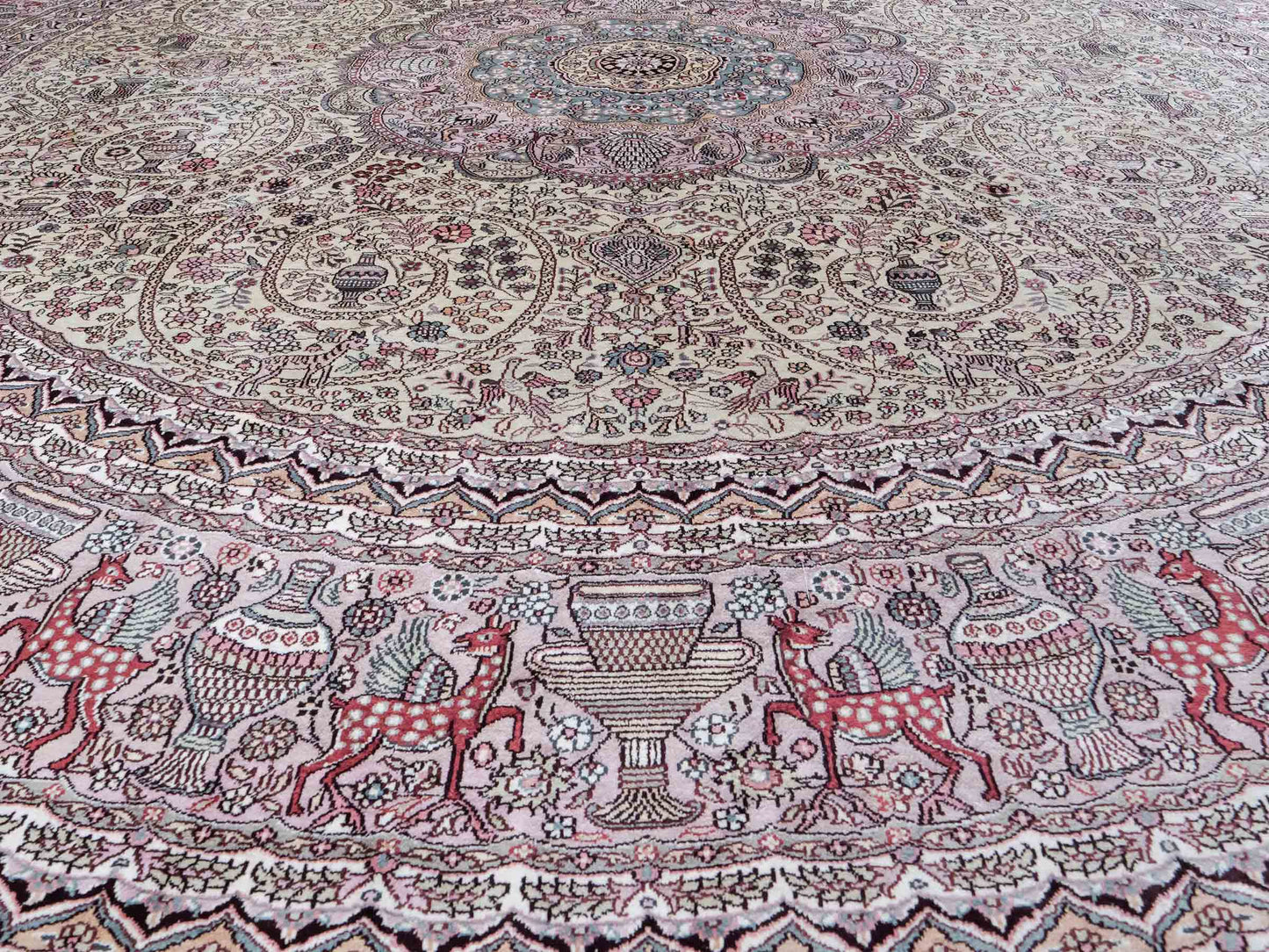 Feiner, handgeknüpfter, runder, chinesischer Orientteppich mit Ghom Design aus Kunstseide, creme, weiß, rosa. 300x300 cm. Verkauf durch Jupiter Intl.