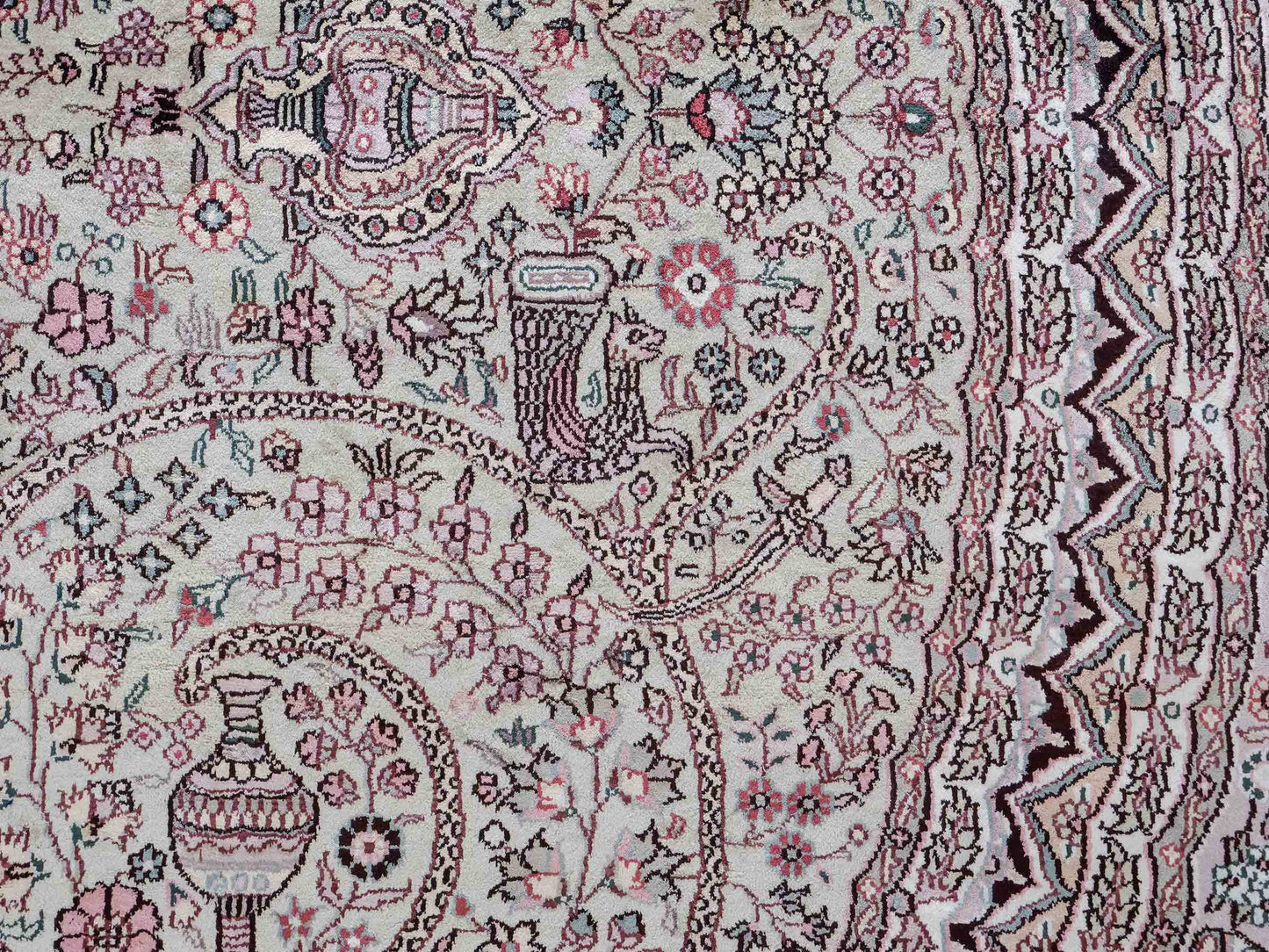 Feiner, handgeknüpfter, runder, chinesischer Orientteppich mit Ghom Design aus Kunstseide, creme, weiß, rosa. 300x300 cm. Verkauf durch Jupiter Intl.