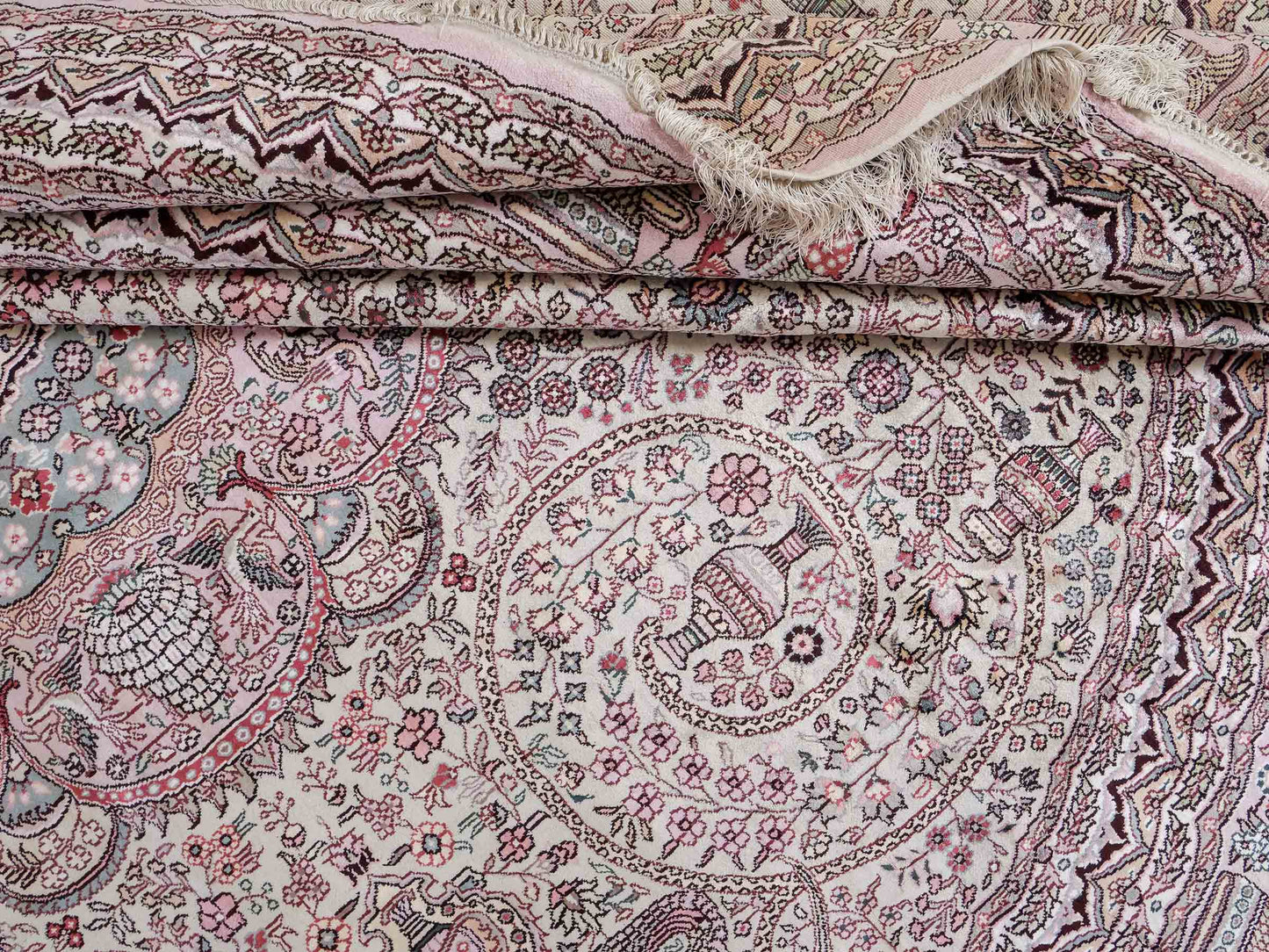 Feiner, handgeknüpfter, runder, chinesischer Orientteppich mit Ghom Design aus Kunstseide, creme, weiß, rosa. 300x300 cm. Verkauf durch Jupiter Intl.