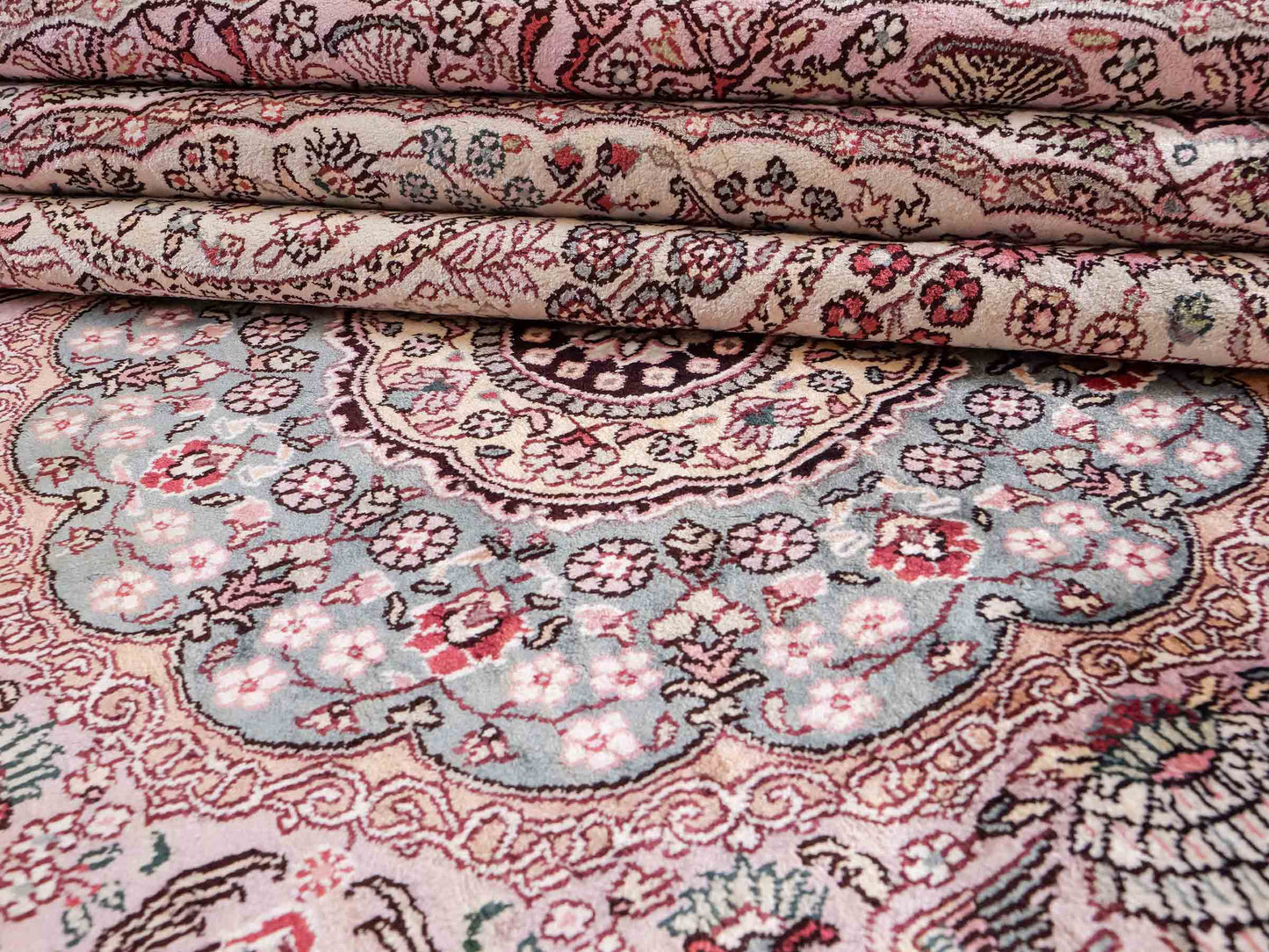 Feiner, handgeknüpfter, runder, chinesischer Orientteppich mit Ghom Design aus Kunstseide, creme, weiß, rosa. 300x300 cm. Verkauf durch Jupiter Intl.