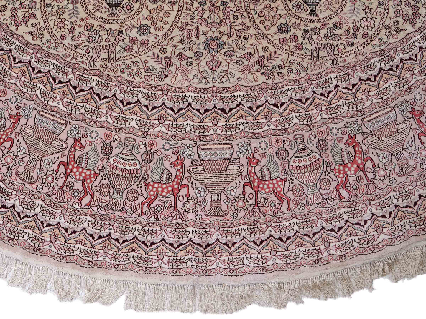 Feiner, handgeknüpfter, runder, chinesischer Orientteppich mit Ghom Design aus Kunstseide, creme, weiß, rosa. 300x300 cm. Verkauf durch Jupiter Intl.
