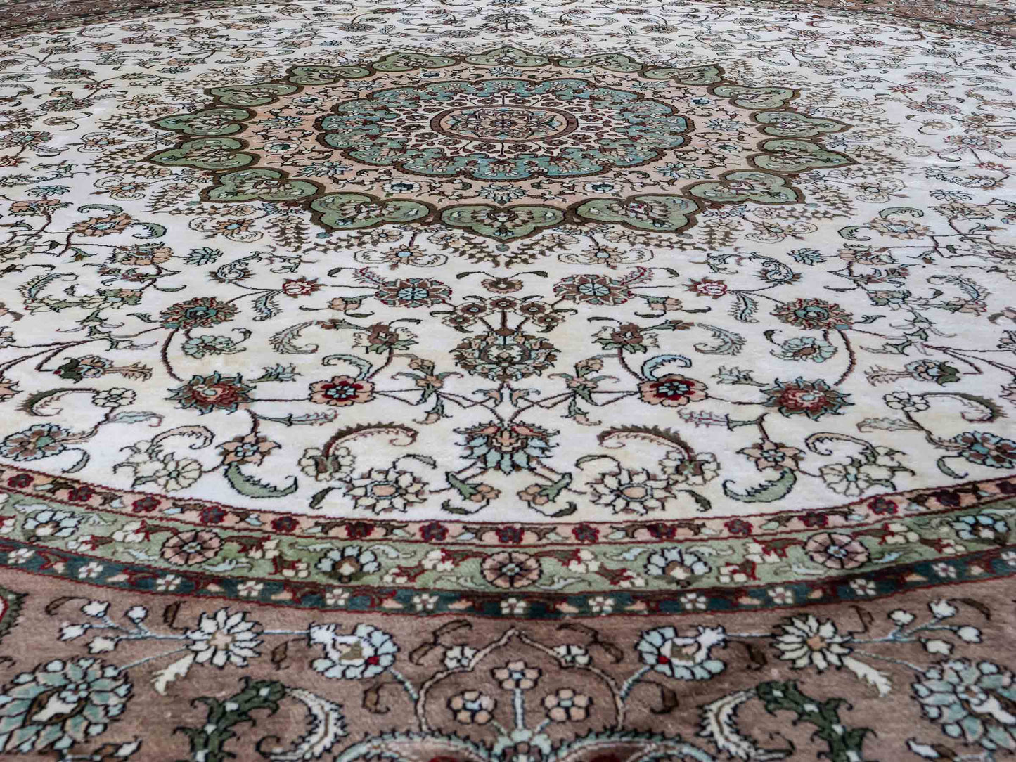 Feiner, handgeknüpfter, runder, chinesischer Orientteppich mit Ghom Design aus Kunstseide, creme, weiß. 303x303 cm. Verkauf durch Jupiter Intl.