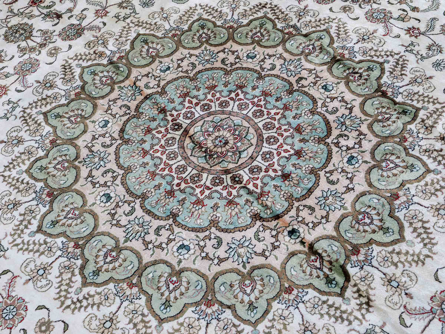 Feiner, handgeknüpfter, runder, chinesischer Orientteppich mit Ghom Design aus Kunstseide, creme, weiß. 303x303 cm. Verkauf durch Jupiter Intl.