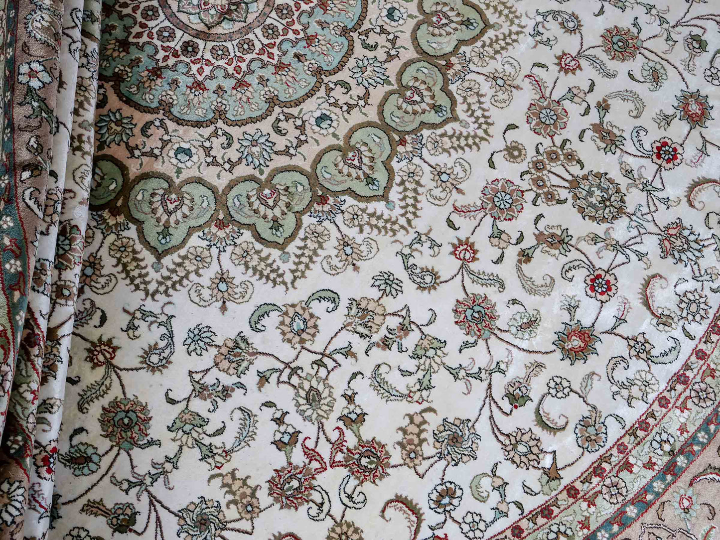 Feiner, handgeknüpfter, runder, chinesischer Orientteppich mit Ghom Design aus Kunstseide, creme, weiß. 303x303 cm. Verkauf durch Jupiter Intl.