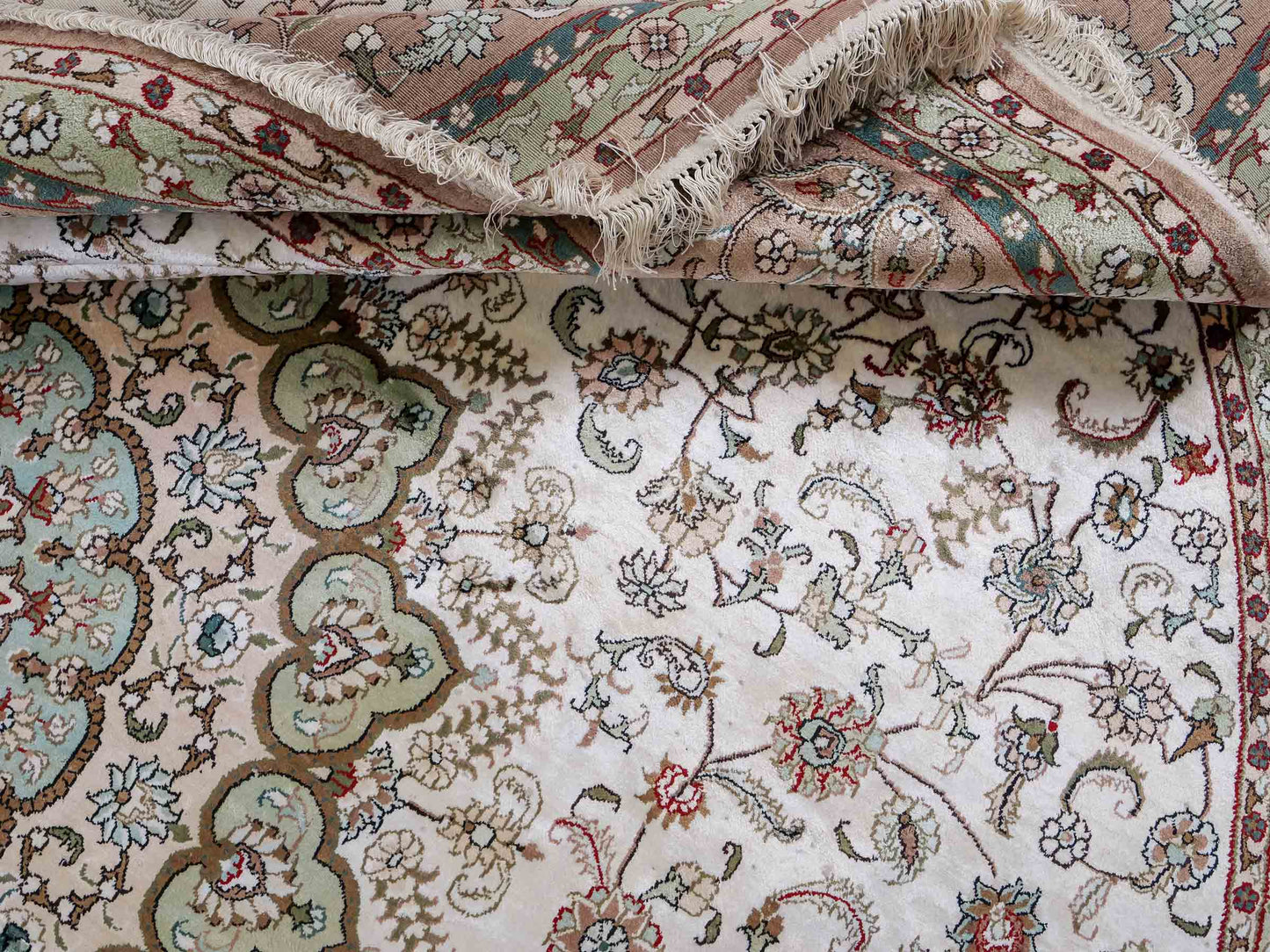 Feiner, handgeknüpfter, runder, chinesischer Orientteppich mit Ghom Design aus Kunstseide, creme, weiß. 303x303 cm. Verkauf durch Jupiter Intl.