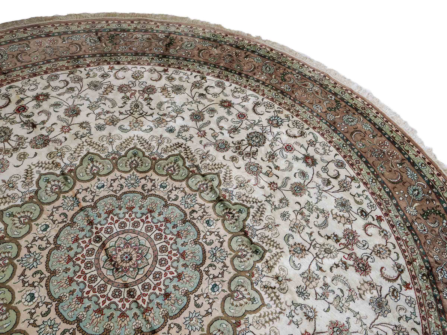 Feiner, handgeknüpfter, runder, chinesischer Orientteppich mit Ghom Design aus Kunstseide, creme, weiß. 303x303 cm. Verkauf durch Jupiter Intl.