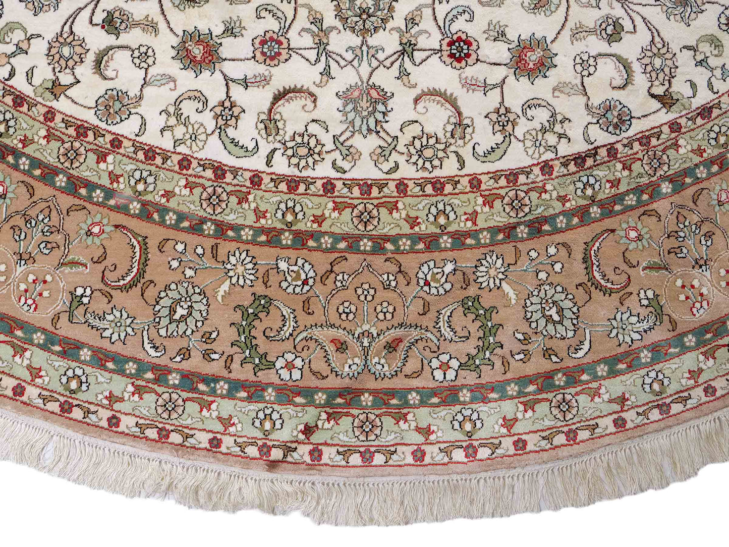 Feiner, handgeknüpfter, runder, chinesischer Orientteppich mit Ghom Design aus Kunstseide, creme, weiß. 303x303 cm. Verkauf durch Jupiter Intl.