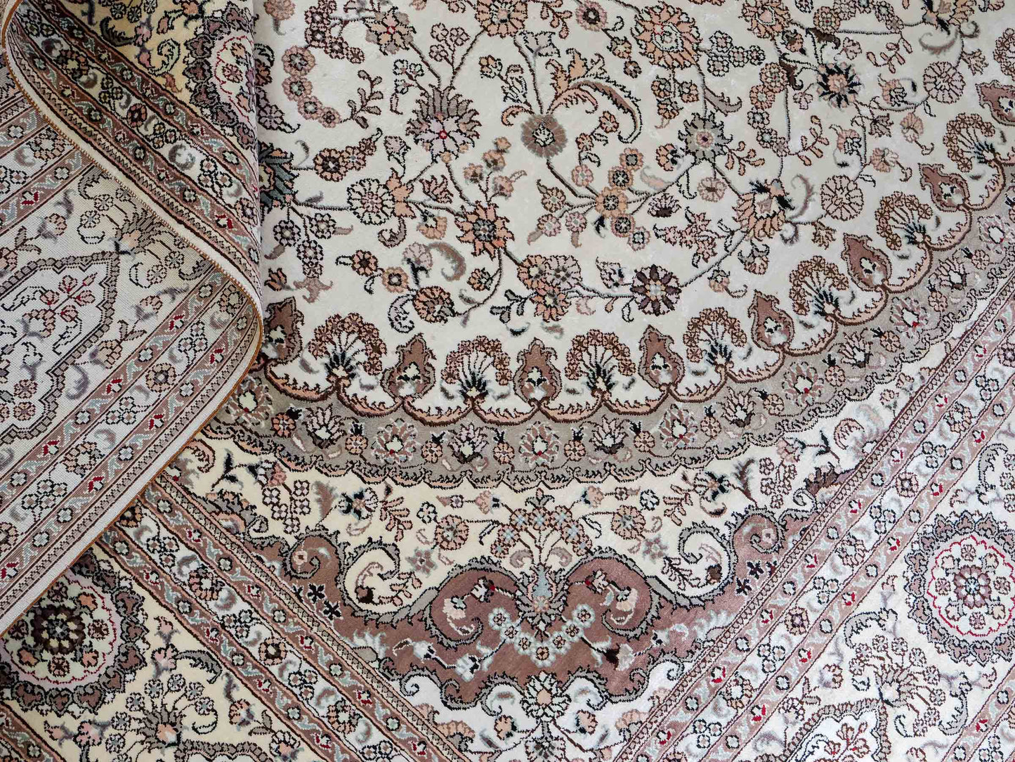 Feiner, handgeknüpfter, chinesischer Orientteppich mit Nain Design aus Kunstseide, creme, weiß. 352x269 cm. Verkauf durch Jupiter Intl.
