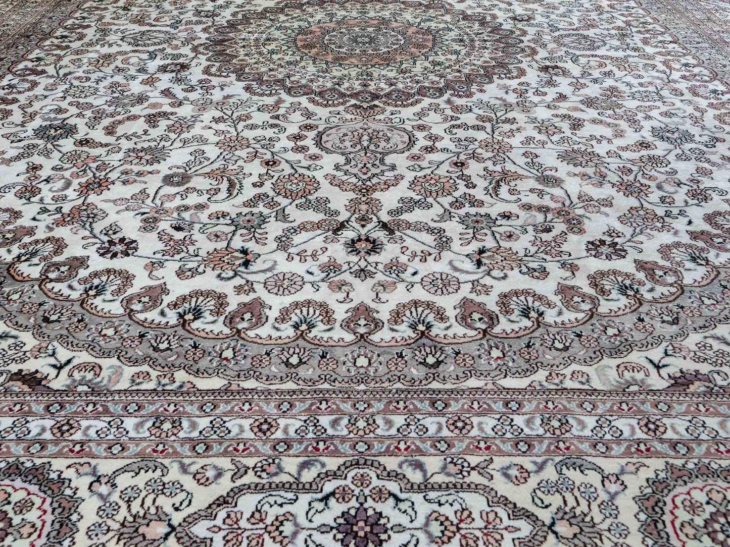Feiner, handgeknüpfter, chinesischer Orientteppich mit Nain Design aus Kunstseide, creme, weiß. 352x269 cm. Verkauf durch Jupiter Intl.