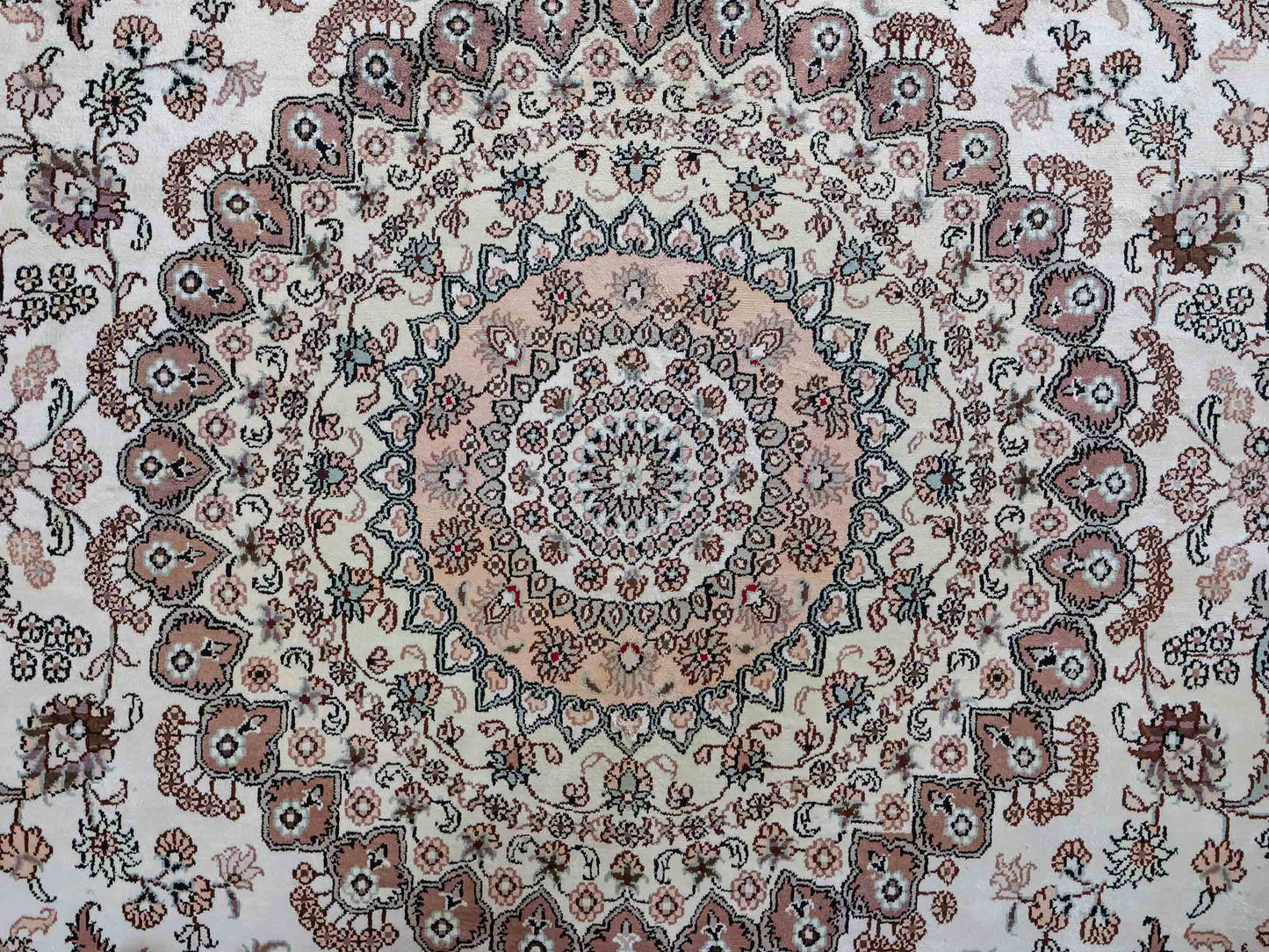 Feiner, handgeknüpfter, chinesischer Orientteppich mit Nain Design aus Kunstseide, creme, weiß. 352x269 cm. Verkauf durch Jupiter Intl.