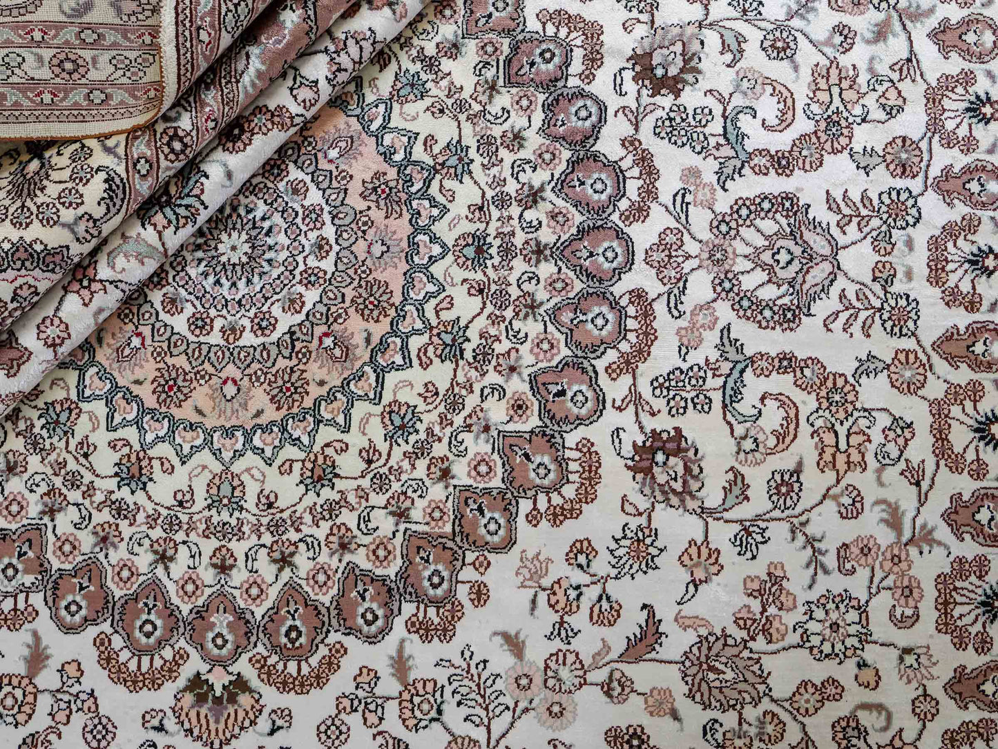 Feiner, handgeknüpfter, chinesischer Orientteppich mit Nain Design aus Kunstseide, creme, weiß. 352x269 cm. Verkauf durch Jupiter Intl.