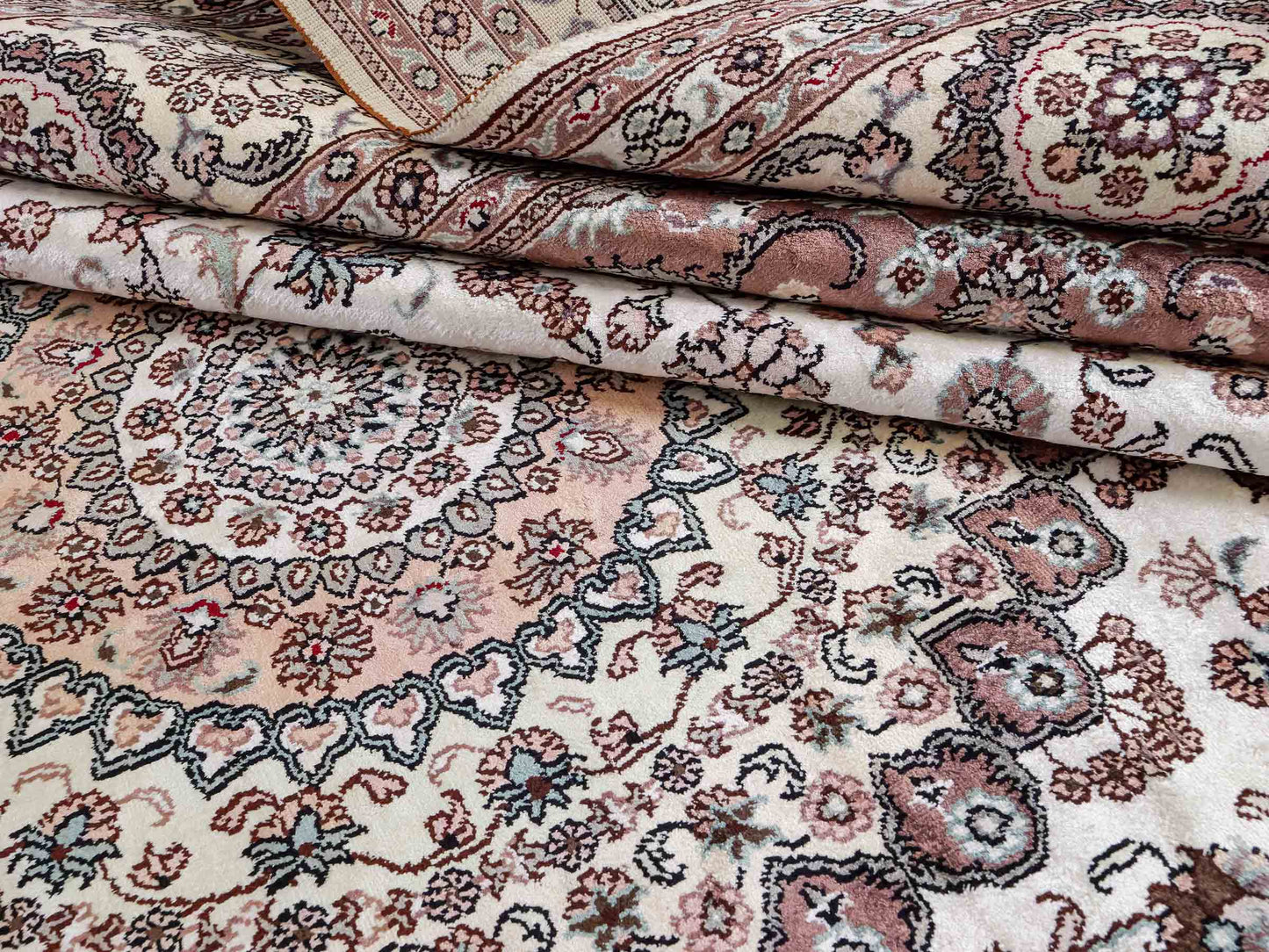 Feiner, handgeknüpfter, chinesischer Orientteppich mit Nain Design aus Kunstseide, creme, weiß. 352x269 cm. Verkauf durch Jupiter Intl.
