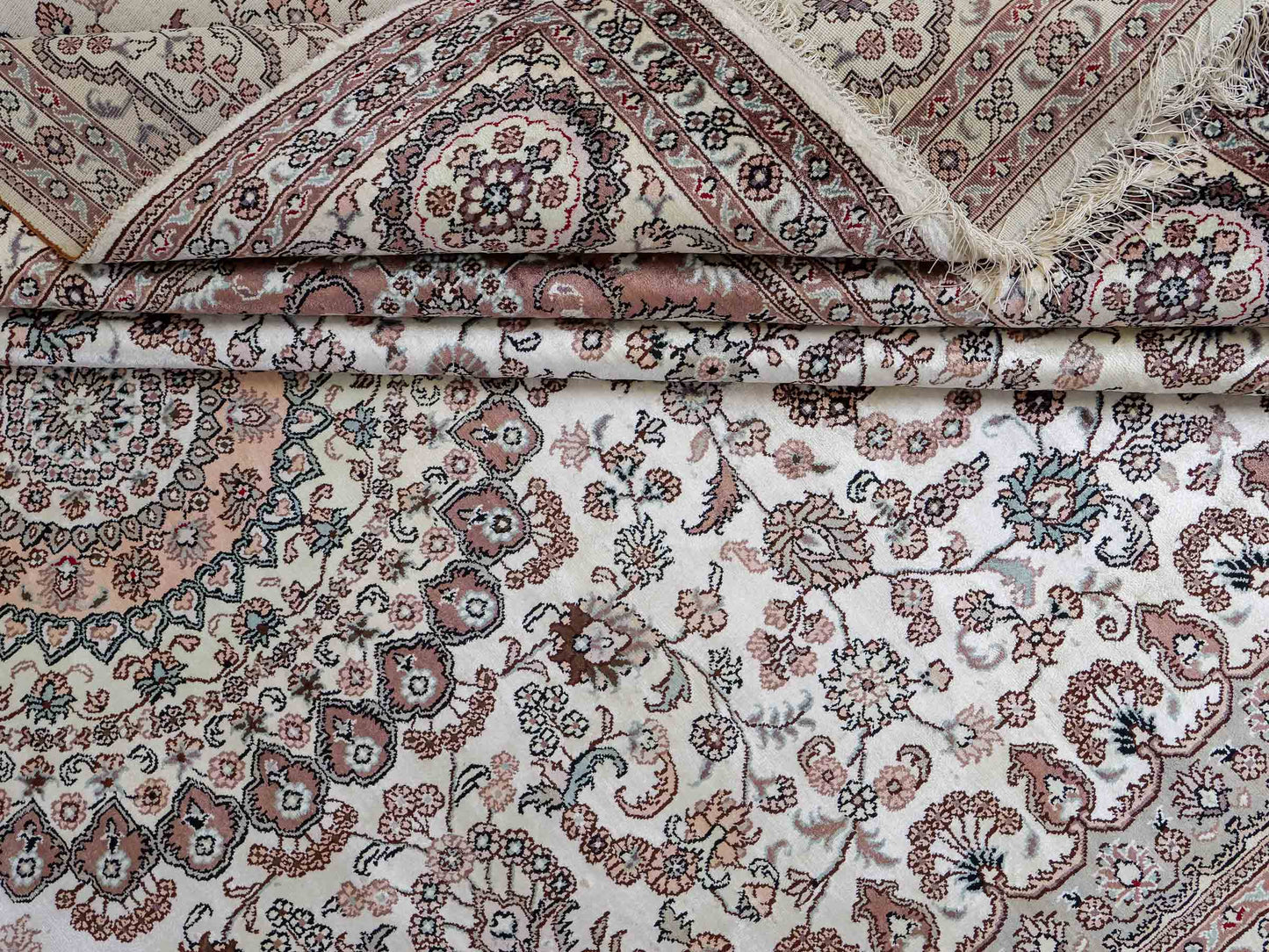 Feiner, handgeknüpfter, chinesischer Orientteppich mit Nain Design aus Kunstseide, creme, weiß. 352x269 cm. Verkauf durch Jupiter Intl.
