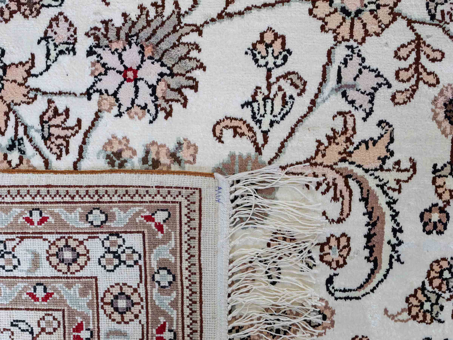 Feiner, handgeknüpfter, chinesischer Orientteppich mit Nain Design aus Kunstseide, creme, weiß. 352x269 cm. Verkauf durch Jupiter Intl.