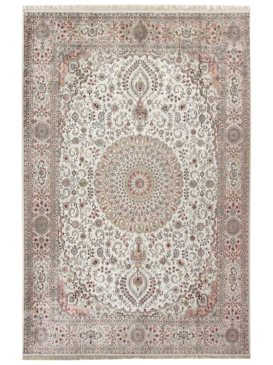 Feiner, handgeknüpfter, chinesischer Orientteppich mit Ghom Design aus Kunstseide, creme, weiß. 362x272 cm. Verkauf durch Jupiter Intl.