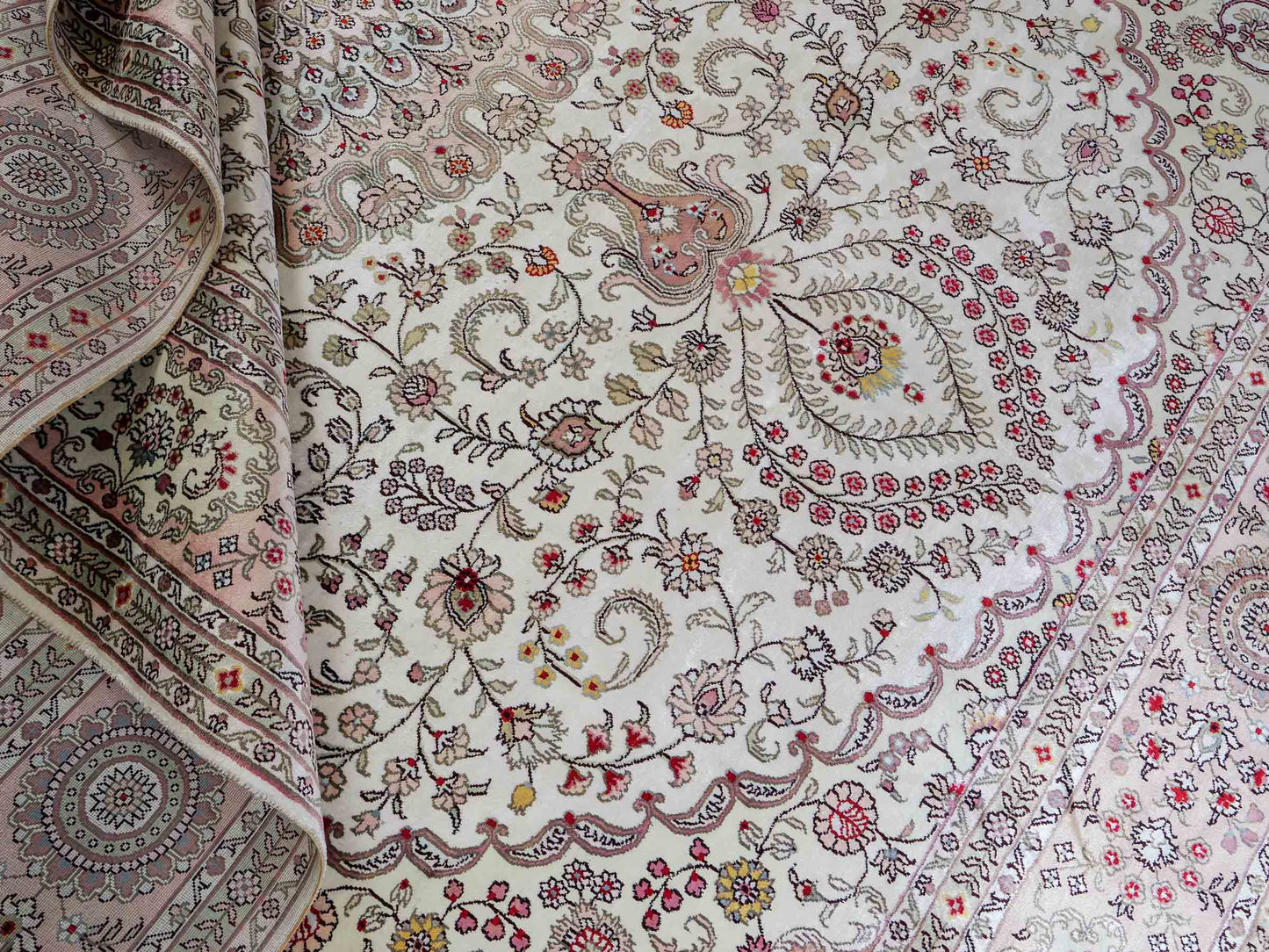 Feiner, handgeknüpfter, chinesischer Orientteppich mit Ghom Design aus Kunstseide, creme, weiß. 362x272 cm. Verkauf durch Jupiter Intl.