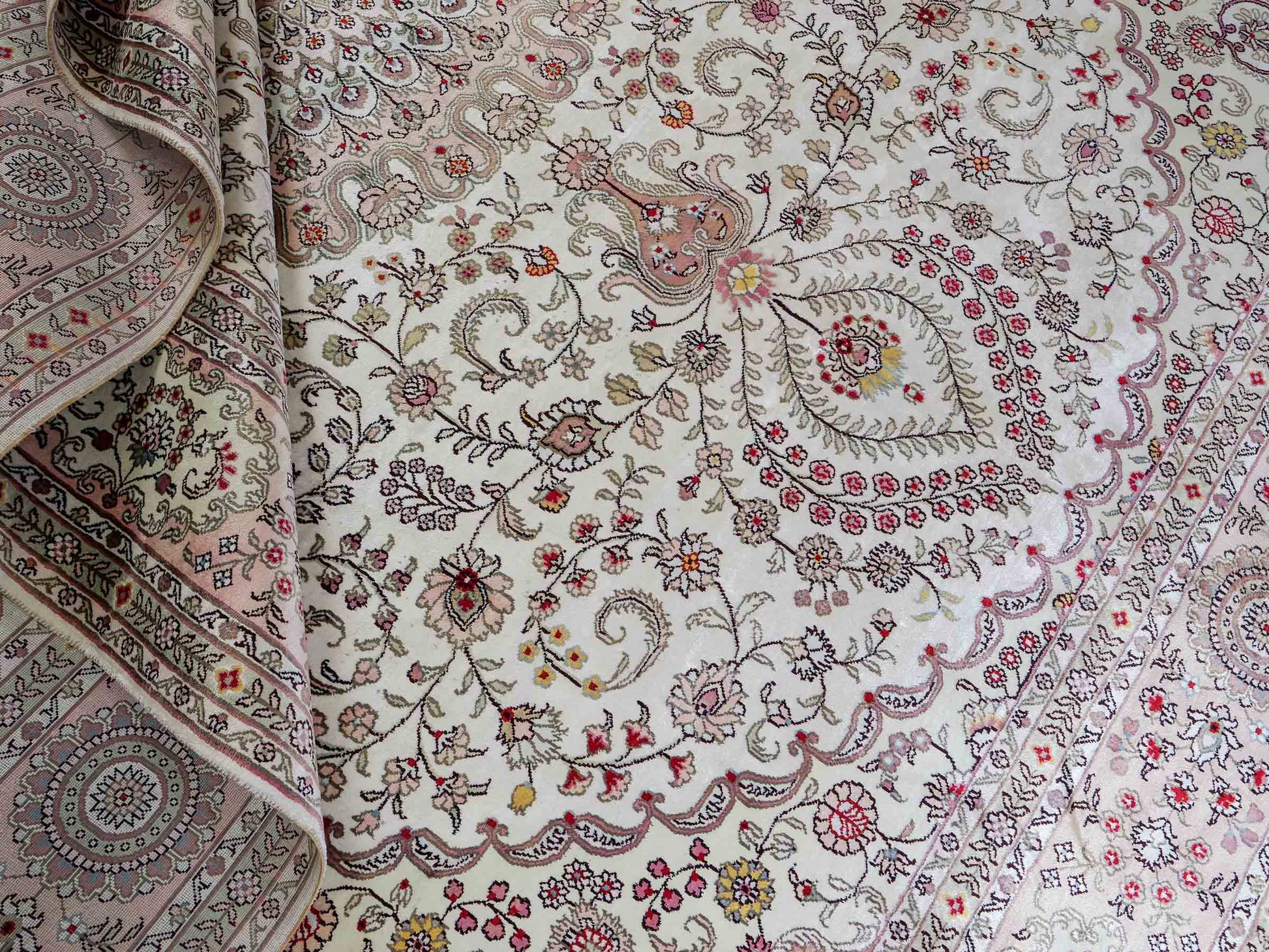 Feiner, handgeknüpfter, chinesischer Orientteppich mit Ghom Design aus Kunstseide, creme, weiß. 362x272 cm. Verkauf durch Jupiter Intl.