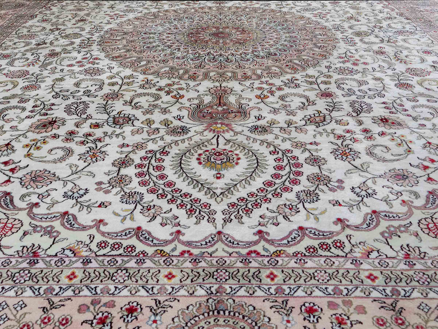 Feiner, handgeknüpfter, chinesischer Orientteppich mit Ghom Design aus Kunstseide, creme, weiß. 362x272 cm. Verkauf durch Jupiter Intl.