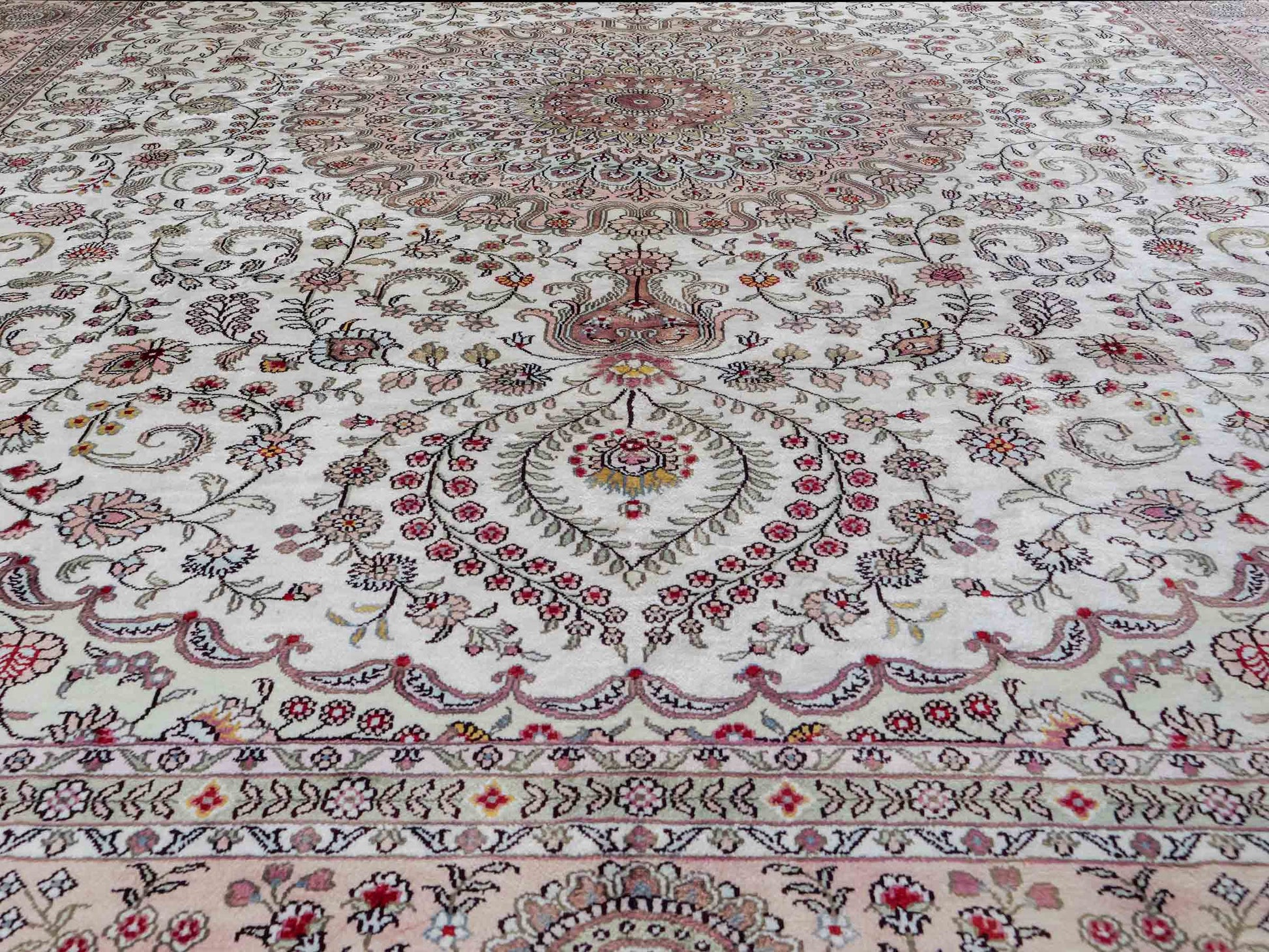 Feiner, handgeknüpfter, chinesischer Orientteppich mit Ghom Design aus Kunstseide, creme, weiß. 362x272 cm. Verkauf durch Jupiter Intl.