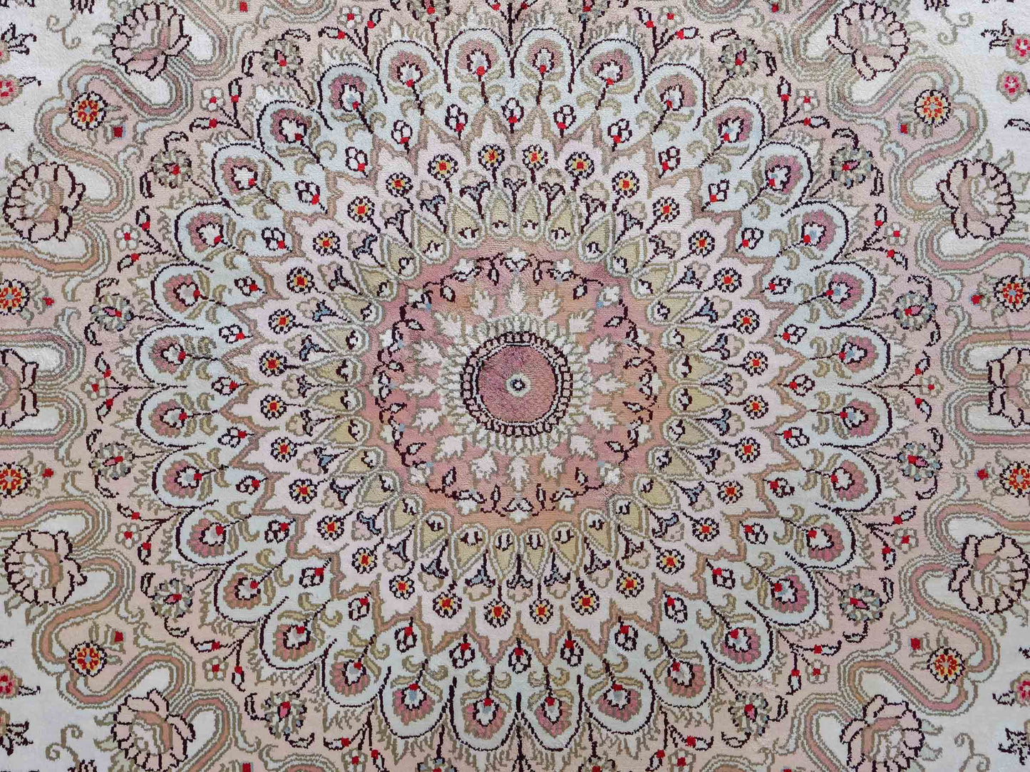 Feiner, handgeknüpfter, chinesischer Orientteppich mit Ghom Design aus Kunstseide, creme, weiß. 362x272 cm. Verkauf durch Jupiter Intl.