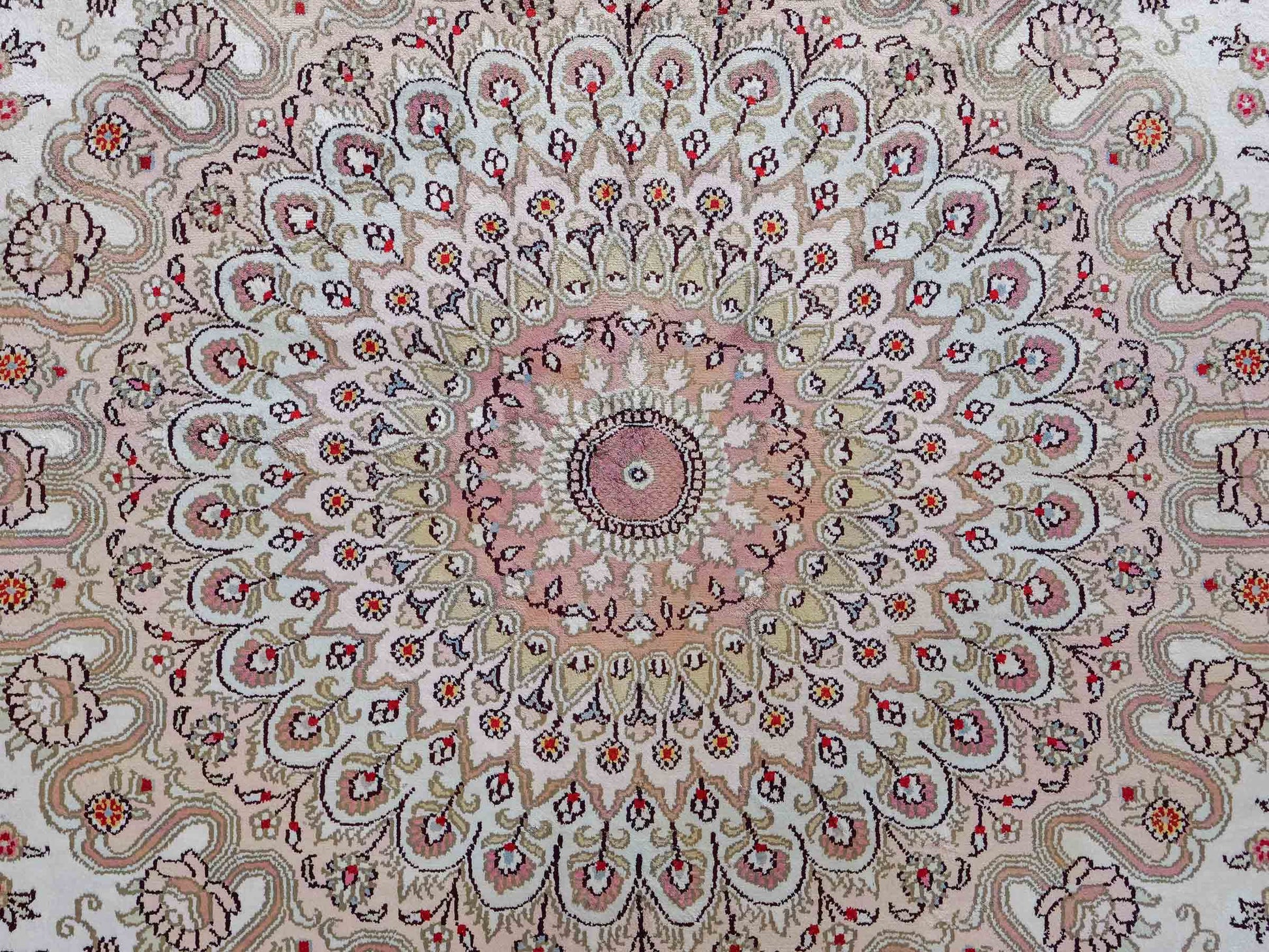 Feiner, handgeknüpfter, chinesischer Orientteppich mit Ghom Design aus Kunstseide, creme, weiß. 362x272 cm. Verkauf durch Jupiter Intl.