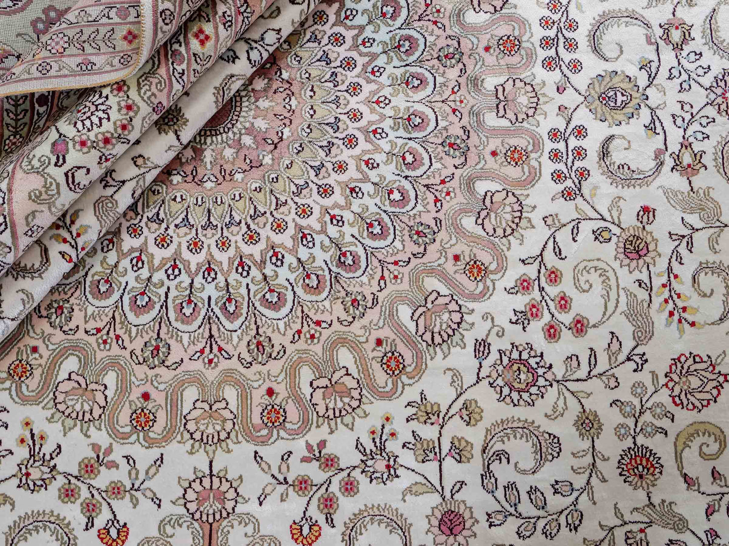 Feiner, handgeknüpfter, chinesischer Orientteppich mit Ghom Design aus Kunstseide, creme, weiß. 362x272 cm. Verkauf durch Jupiter Intl.