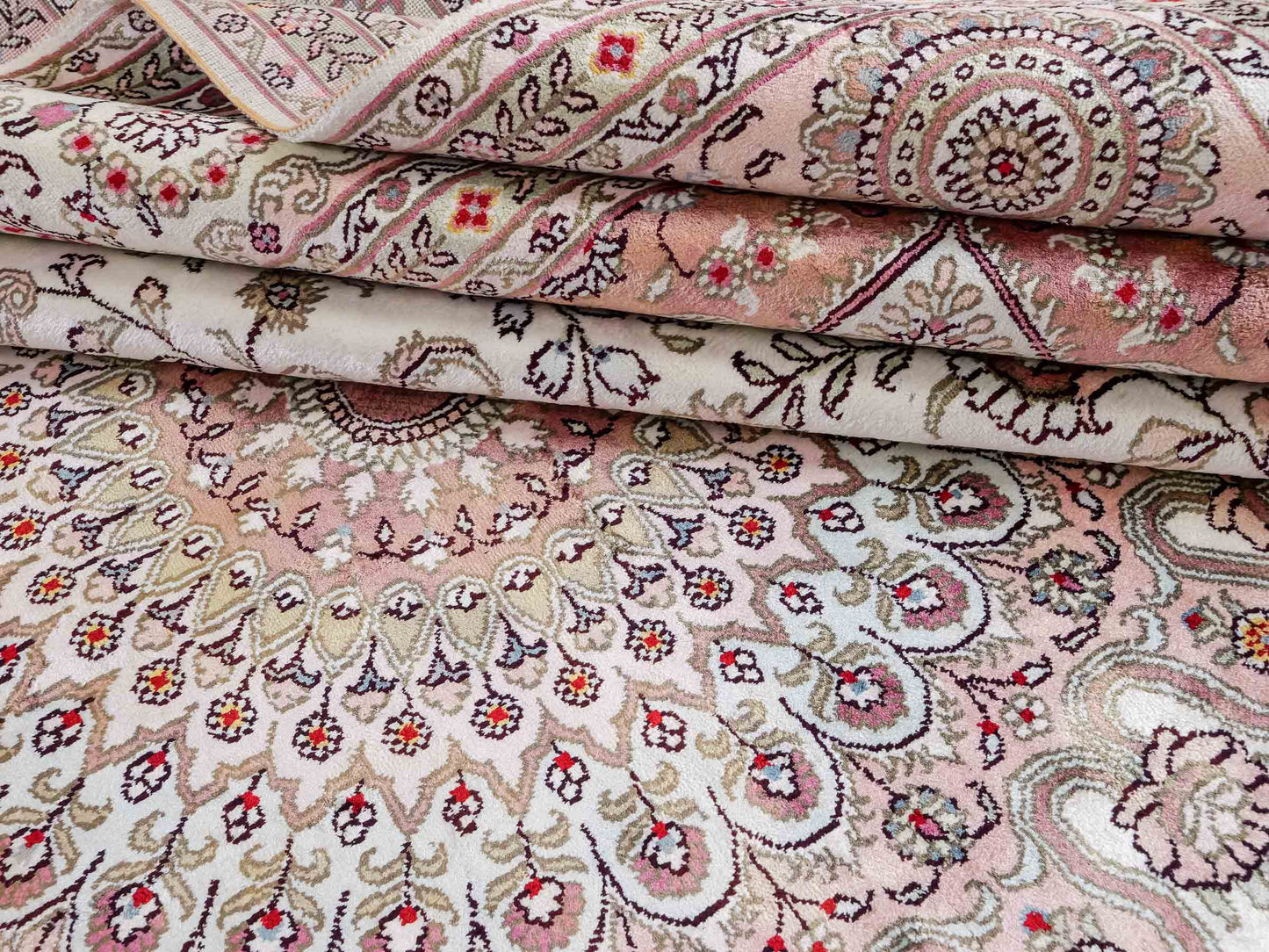 Feiner, handgeknüpfter, chinesischer Orientteppich mit Ghom Design aus Kunstseide, creme, weiß. 362x272 cm. Verkauf durch Jupiter Intl.