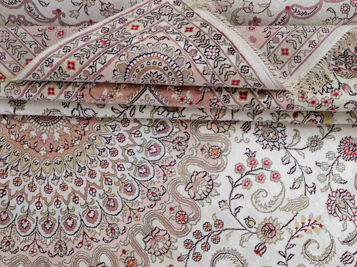 Feiner, handgeknüpfter, chinesischer Orientteppich mit Ghom Design aus Kunstseide, creme, weiß. 362x272 cm. Verkauf durch Jupiter Intl.