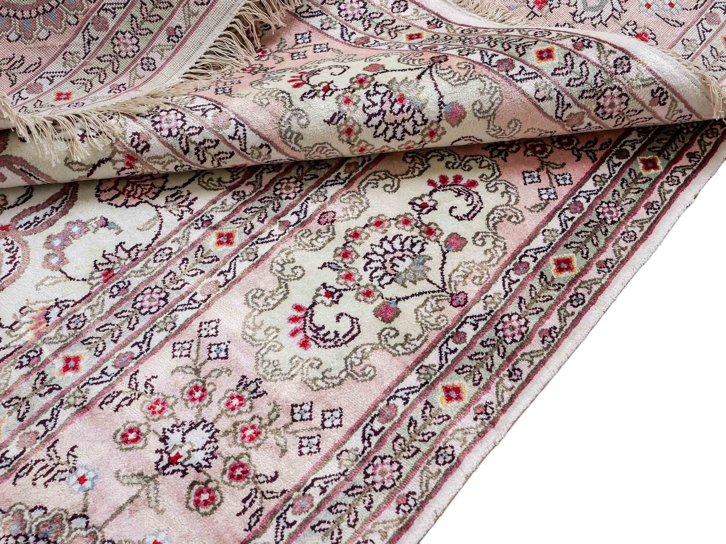 Feiner, handgeknüpfter, chinesischer Orientteppich mit Ghom Design aus Kunstseide, creme, weiß. 362x272 cm. Verkauf durch Jupiter Intl.