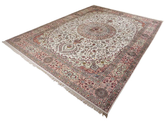 Feiner, handgeknüpfter, chinesischer Orientteppich mit Ghom Design aus Kunstseide, creme, weiß. 362x272 cm. Verkauf durch Jupiter Intl.
