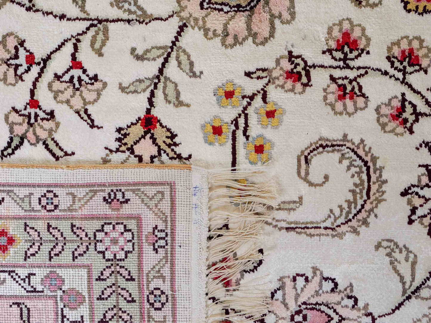 Feiner, handgeknüpfter, chinesischer Orientteppich mit Ghom Design aus Kunstseide, creme, weiß. 362x272 cm. Verkauf durch Jupiter Intl.