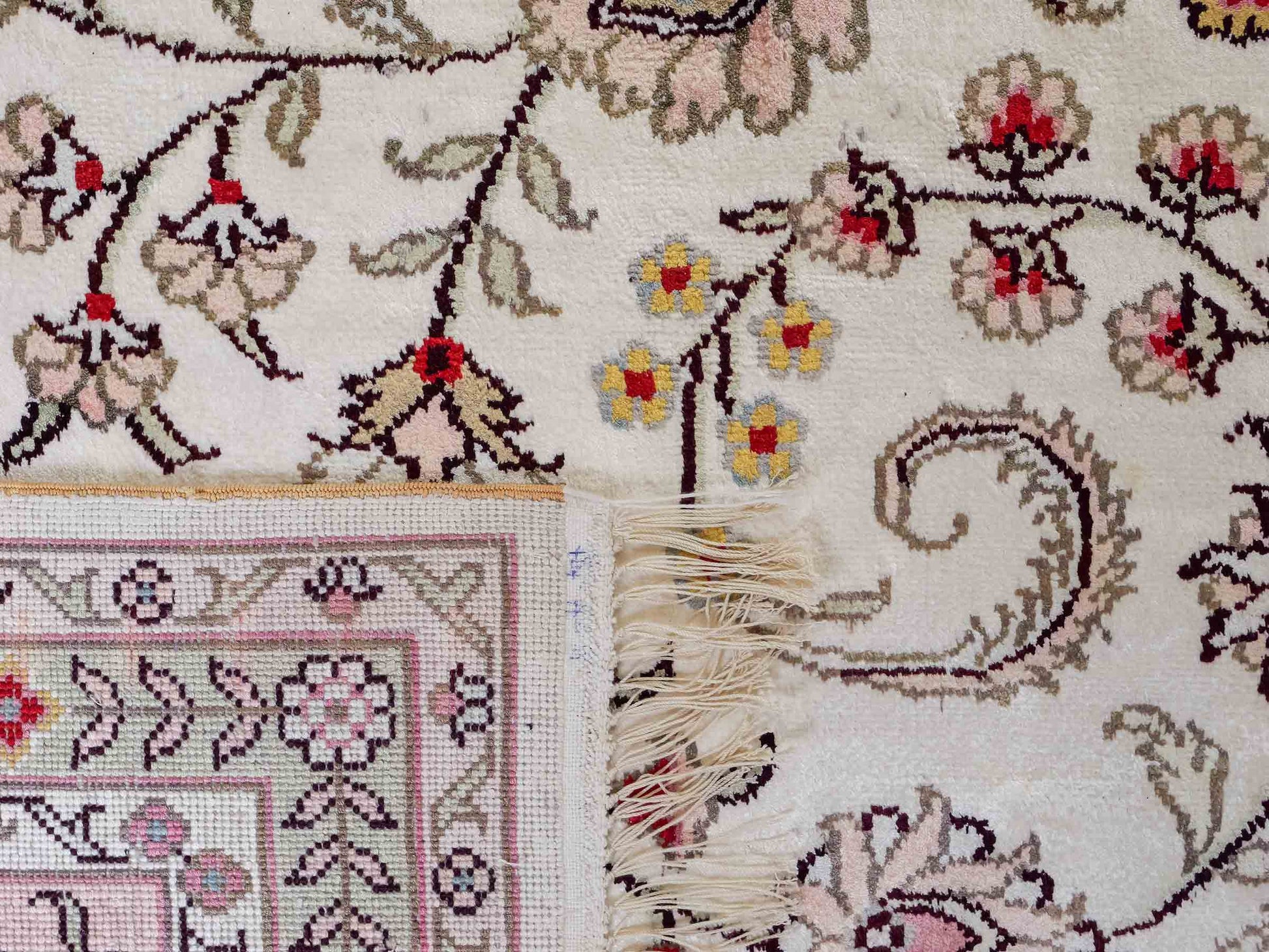 Feiner, handgeknüpfter, chinesischer Orientteppich mit Ghom Design aus Kunstseide, creme, weiß. 362x272 cm. Verkauf durch Jupiter Intl.