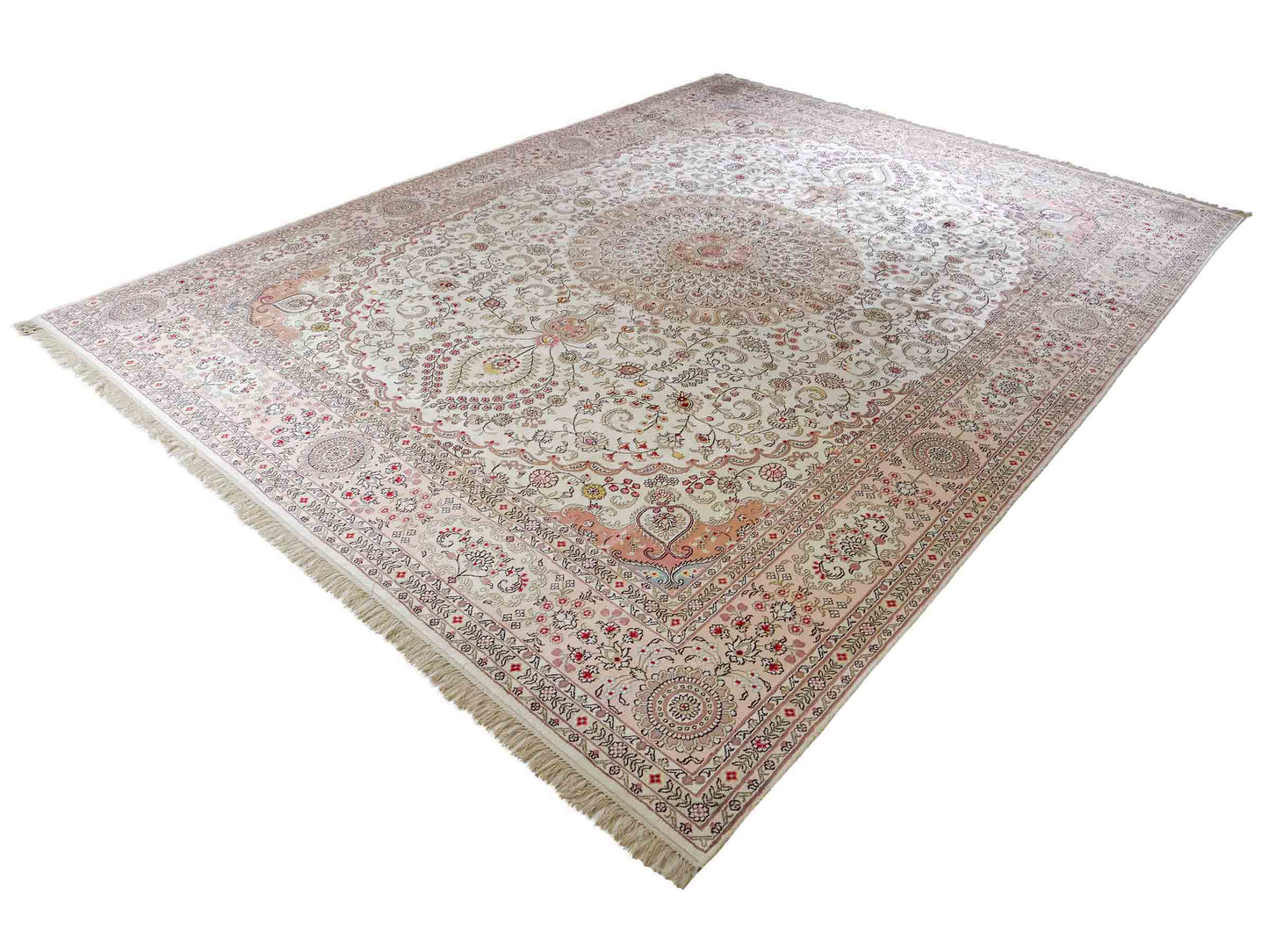 Feiner, handgeknüpfter, chinesischer Orientteppich mit Ghom Design aus Kunstseide, creme, weiß. 362x272 cm. Verkauf durch Jupiter Intl.